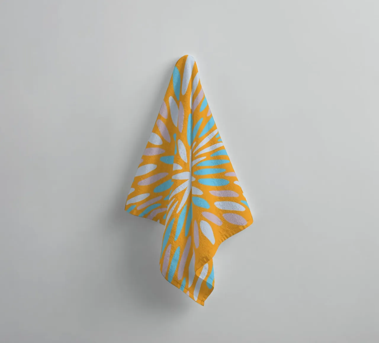 Petal burst - arancio, blu e beige asciugamano da bagno da Wackapacka