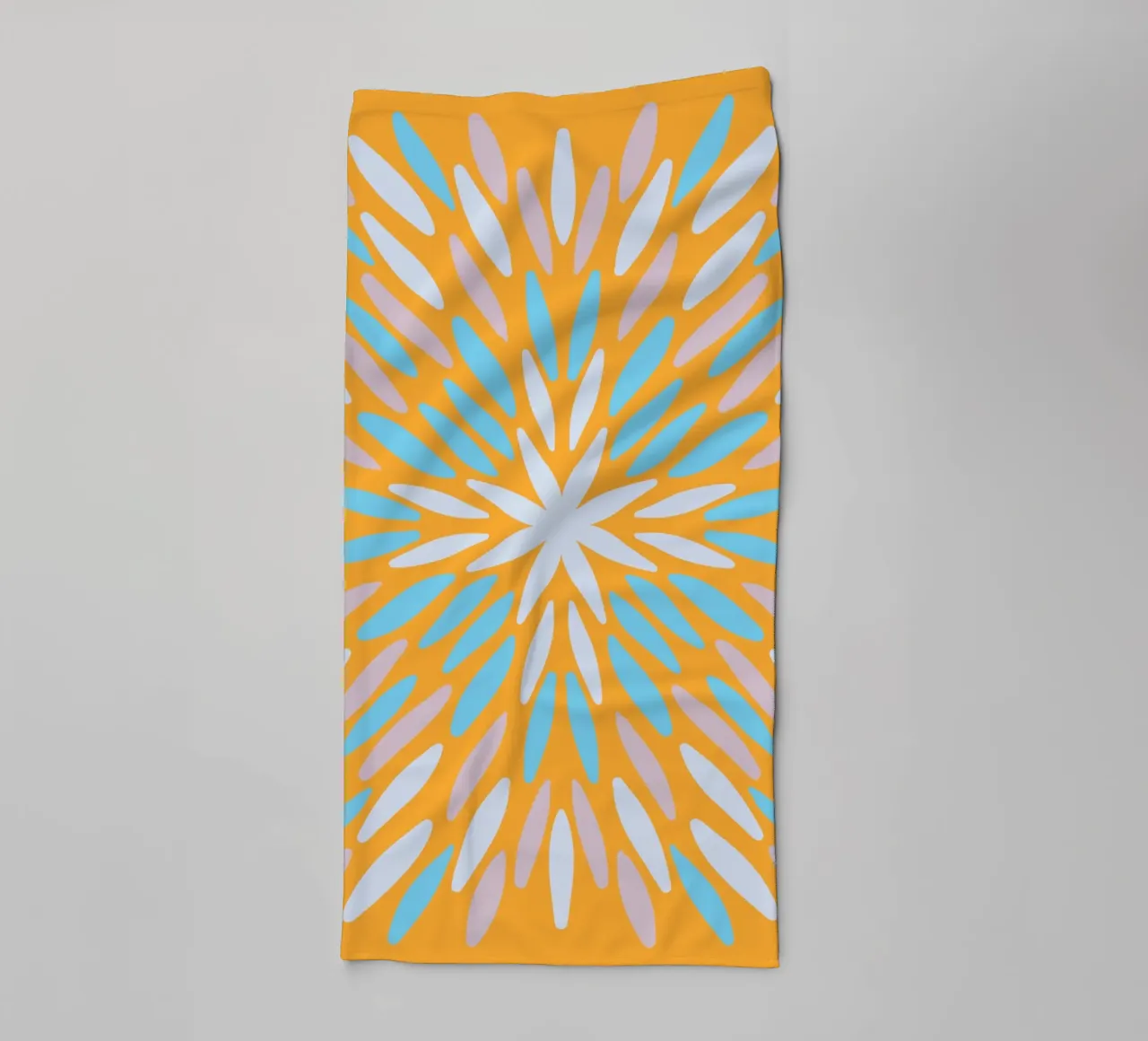Petal burst - arancio, blu e beige asciugamano da bagno da Wackapacka