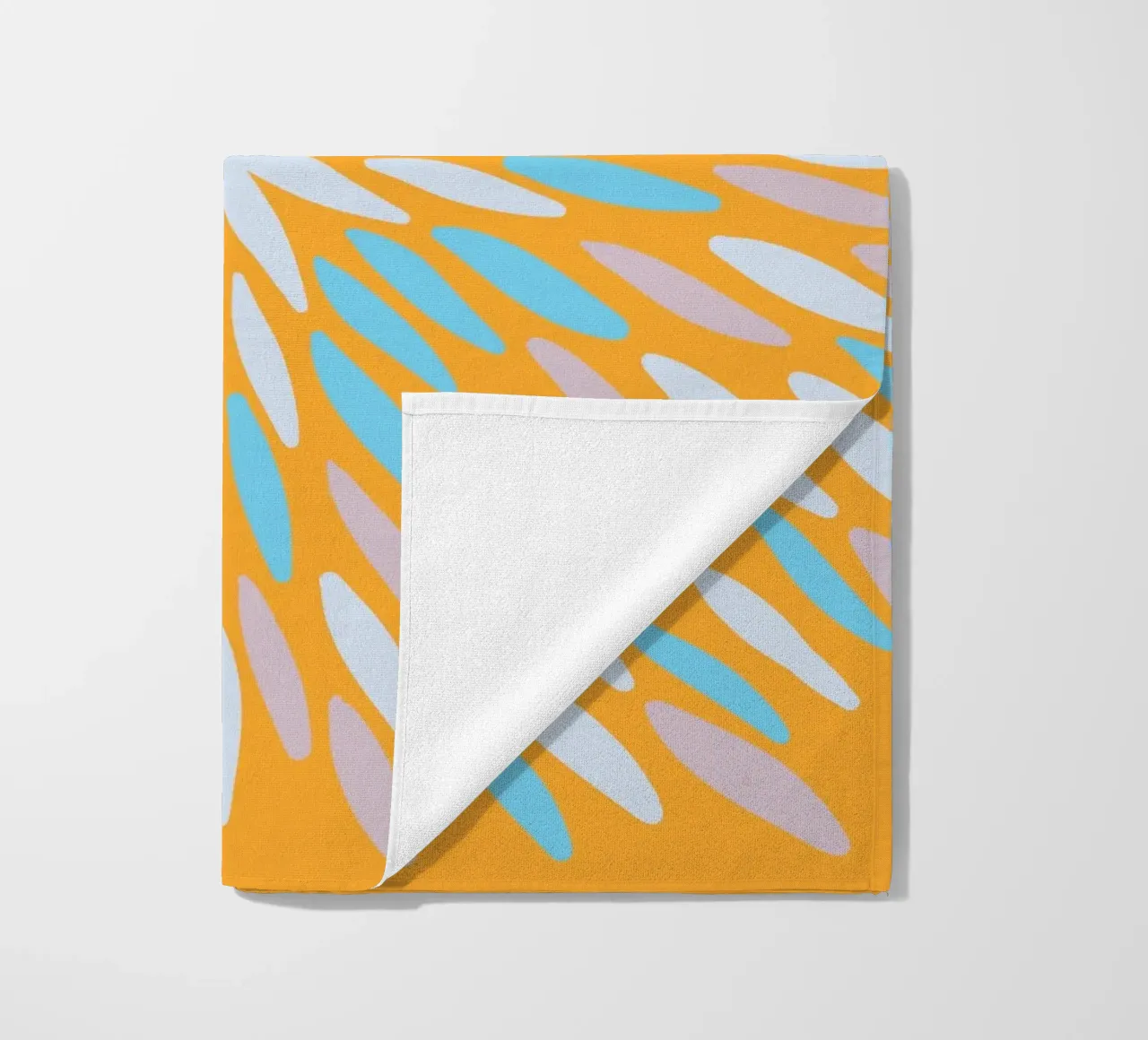 Petal burst - arancio, blu e beige telo mare da Wackapacka