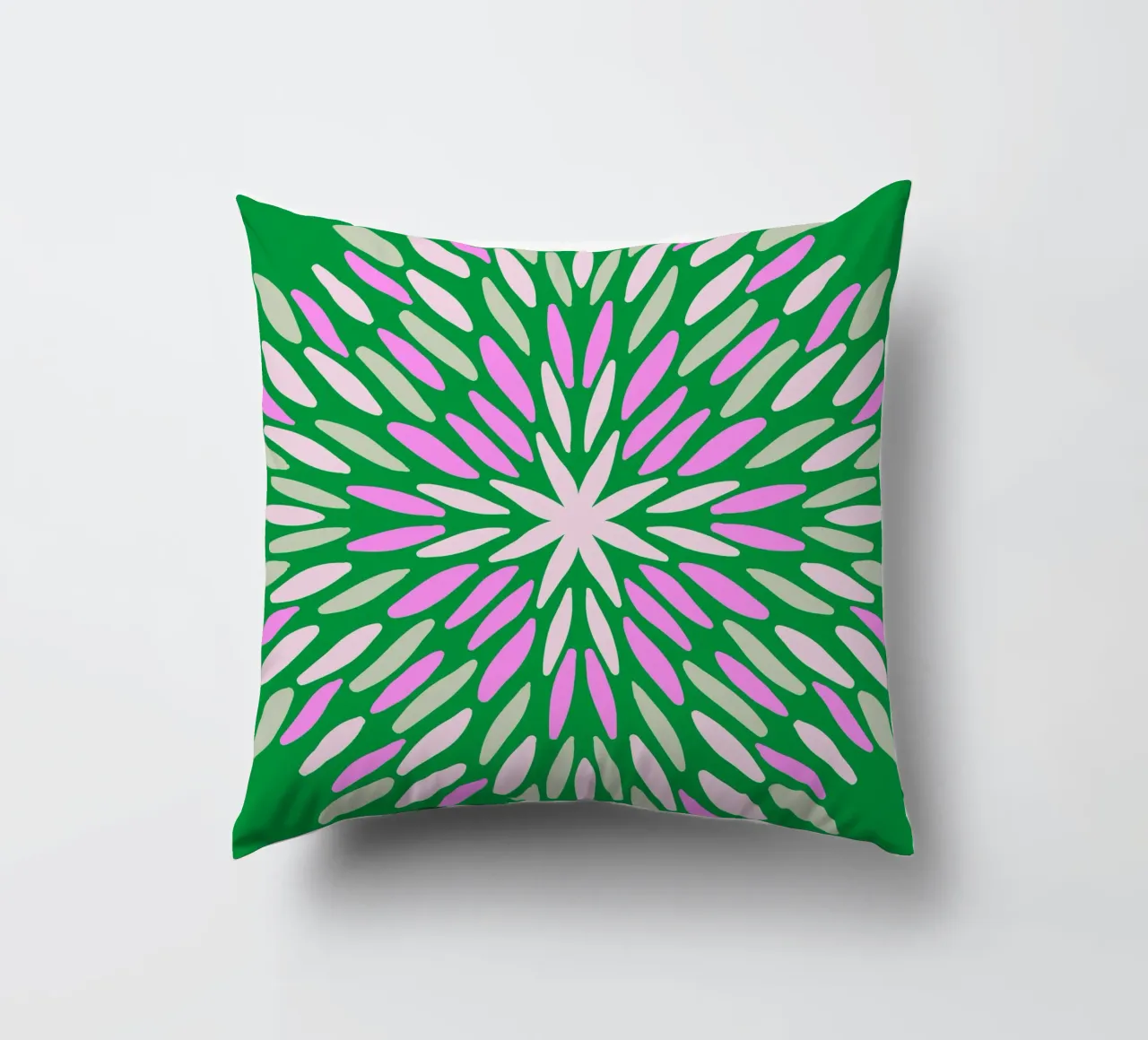 Petal burst - verde, rosa e beige cuscino da Wackapacka
