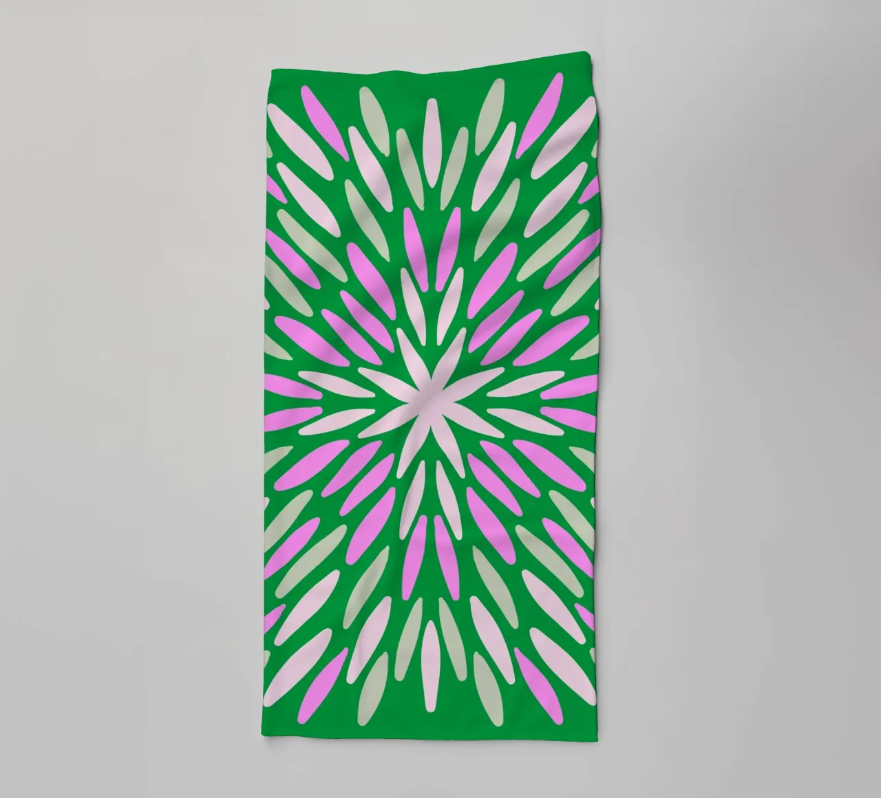 Petal burst - verde, rosa e beige asciugamano da bagno da Wackapacka
