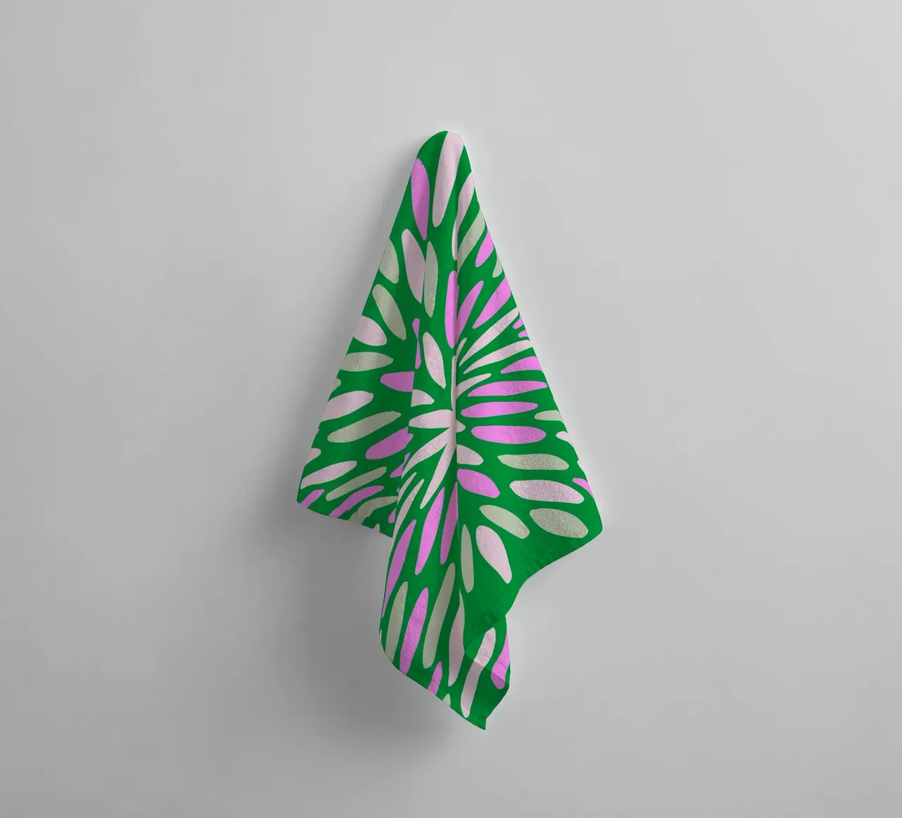 Petal burst - verde, rosa e beige asciugamano da bagno da Wackapacka