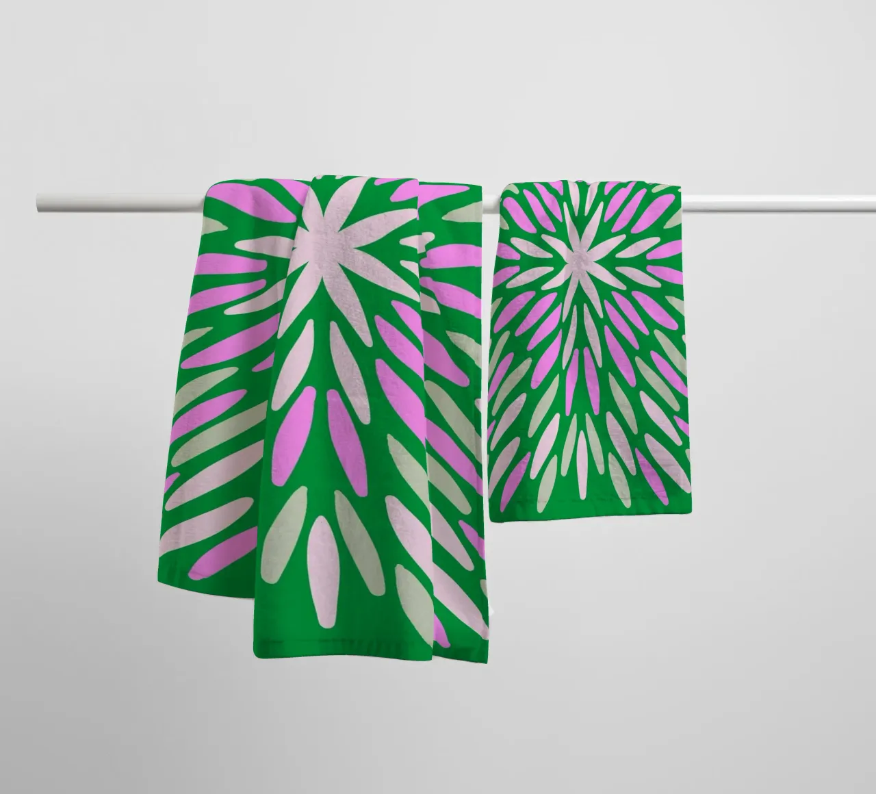 Petal burst - verde, rosa e beige asciugamano da bagno da Wackapacka
