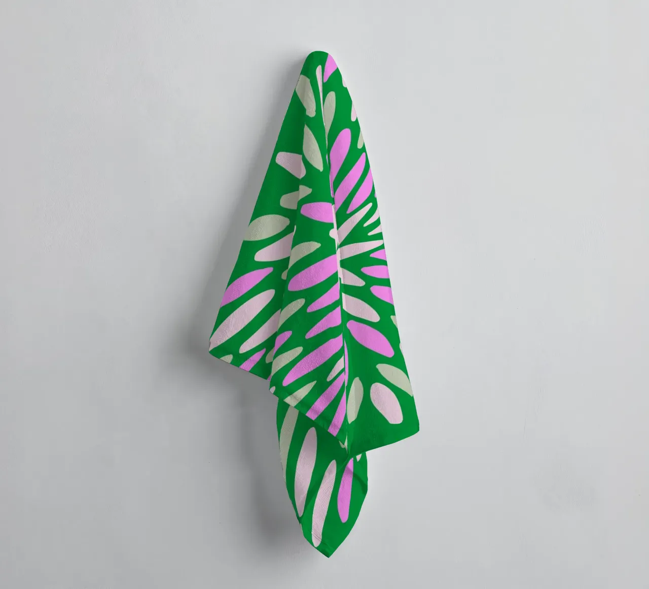 Petal burst - verde, rosa e beige asciugamano da bagno da Wackapacka