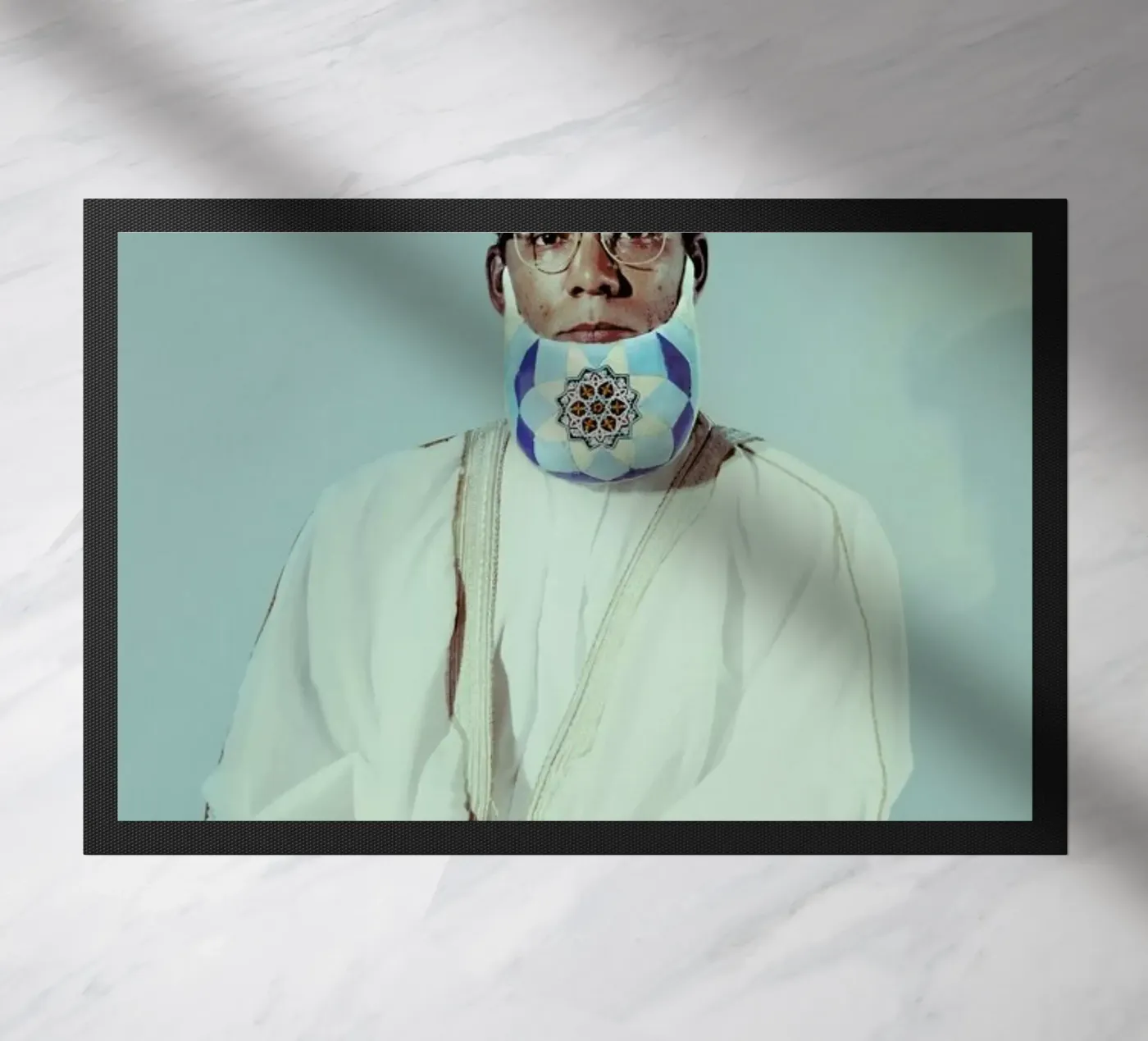 Postiche 3 deurmat van Julian Wolkenstein