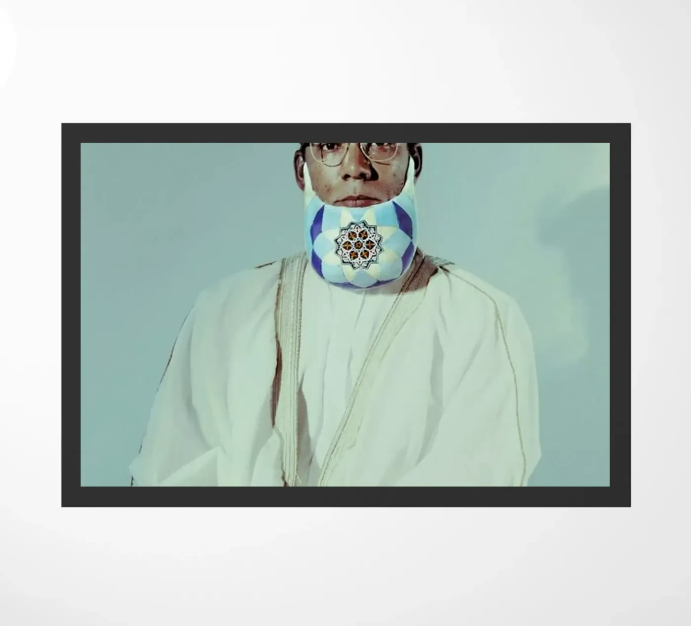 Postiche 3 deurmat van Julian Wolkenstein