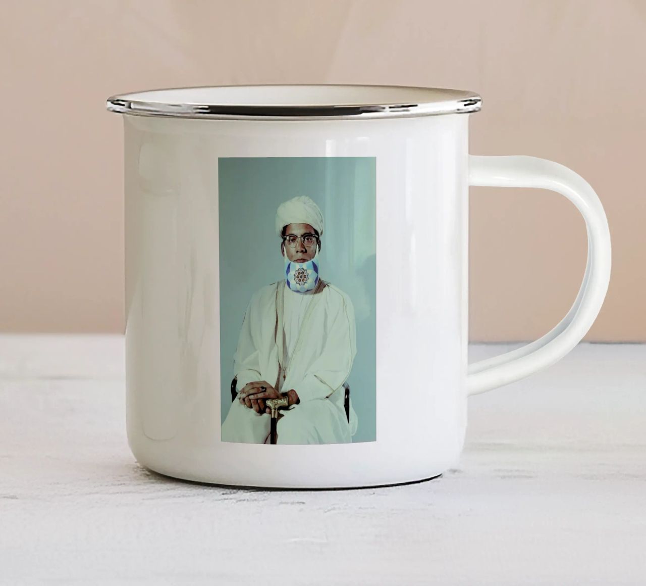 Postiche 3 tazza in smalto da Julian Wolkenstein