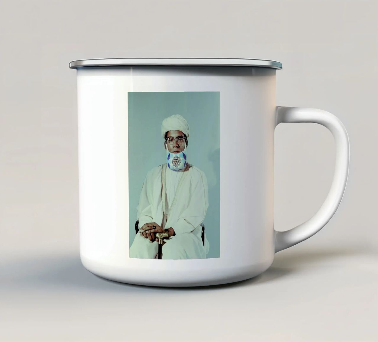 Postiche 3 tazza in smalto da Julian Wolkenstein