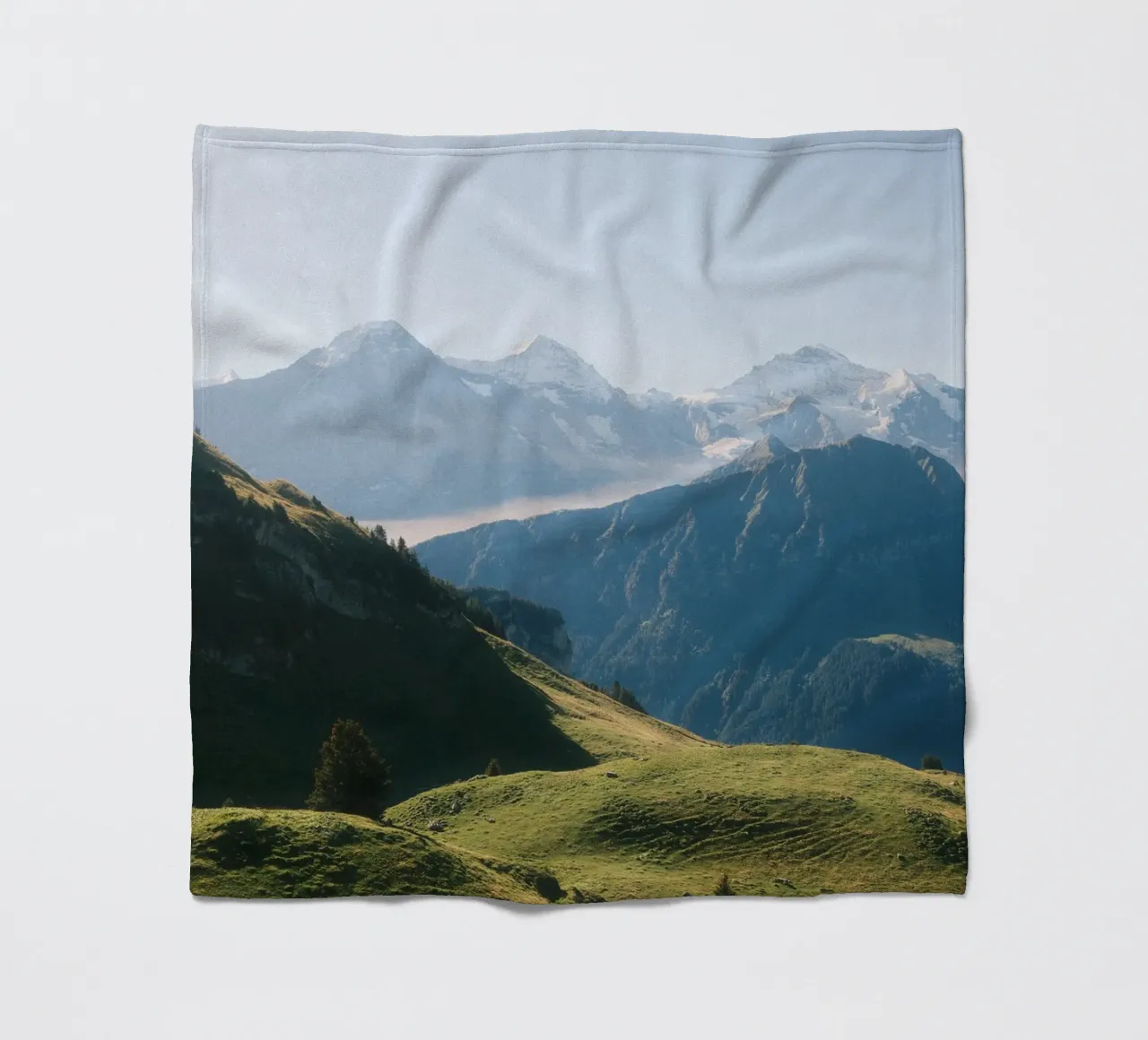 Eiger, Mönch & Jungfrau: Timeless Majesty coperta in pile da FujiSwiss