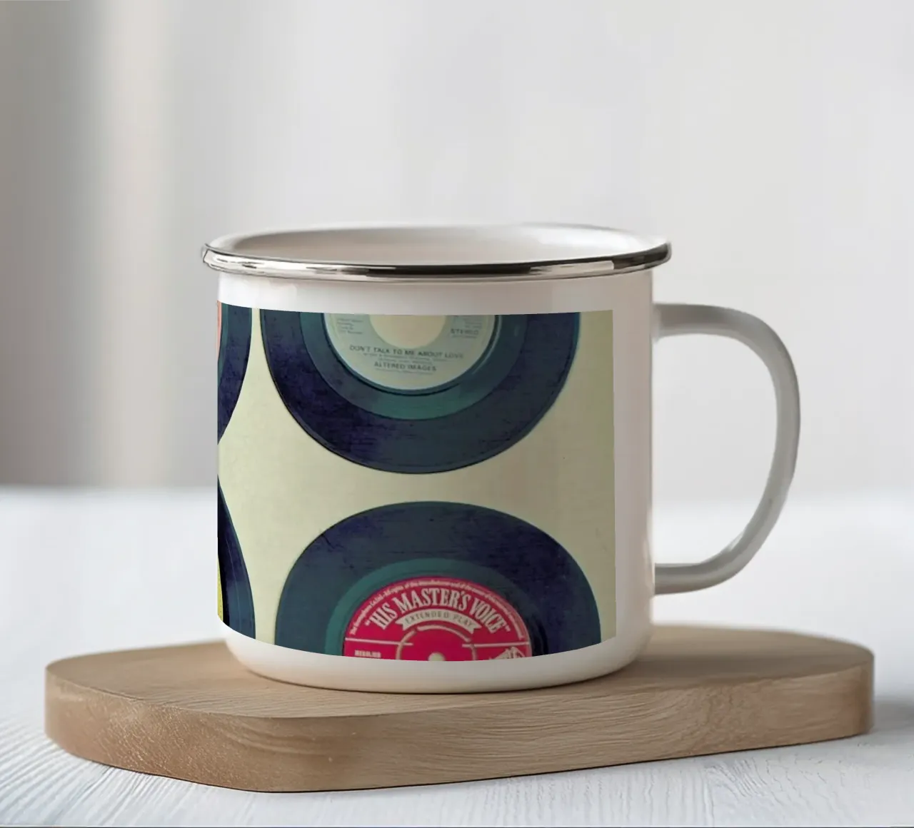 Collezione di vinili tazza in smalto da Cassia Beck Photography