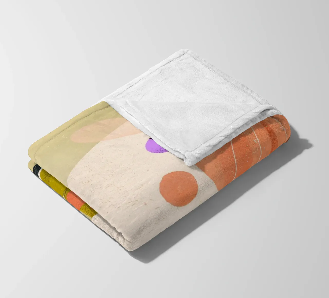 Prato fiorito con api e donna coperta in pile da Bold & Beautiful