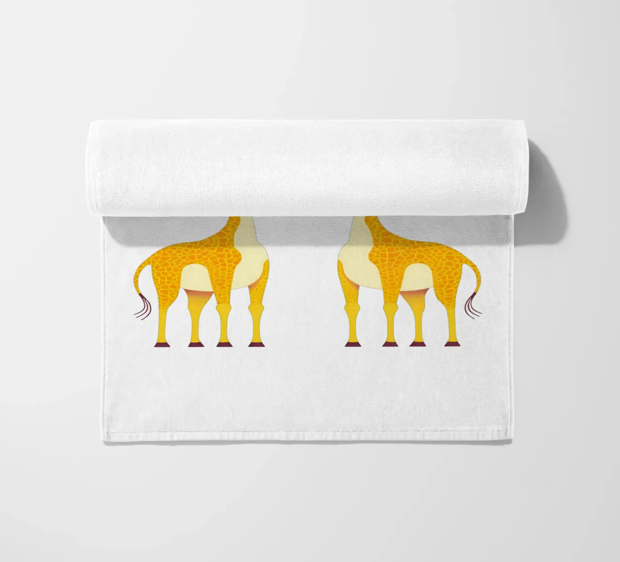 Giraffenliebe - süßes & liebenswertes Tierpaar Strandtuch von Punderful Day