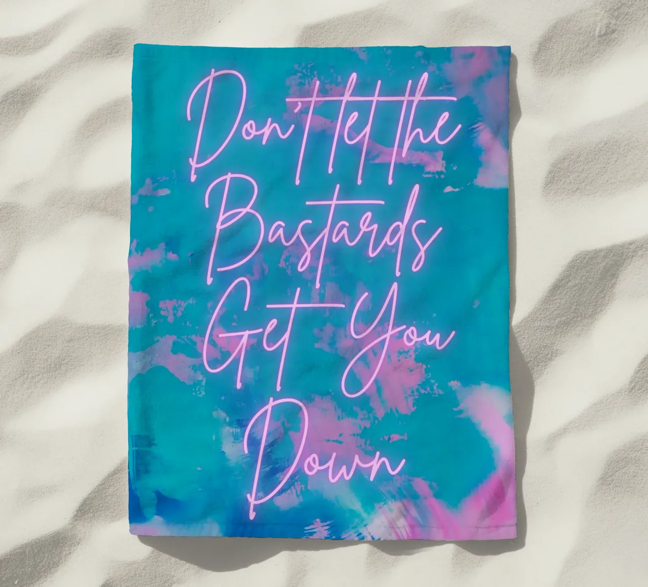 Levendige abstracte print 'Don't Let The Bastards Get You Down strandhanddoek van FABOArt
