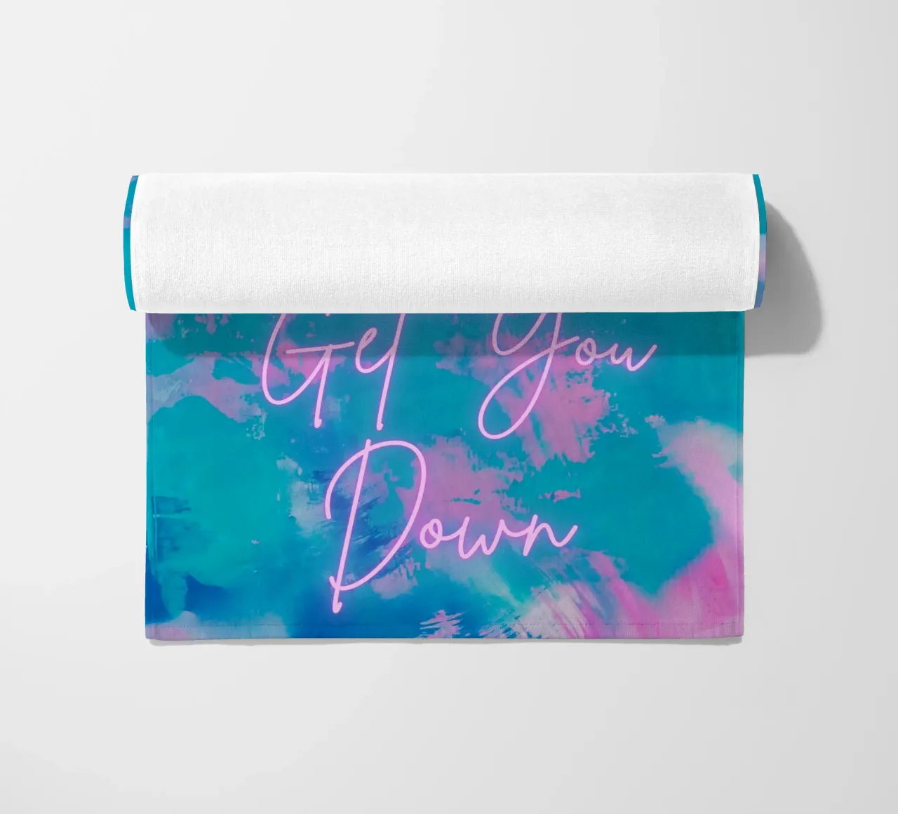 Levendige abstracte print 'Don't Let The Bastards Get You Down strandhanddoek van FABOArt