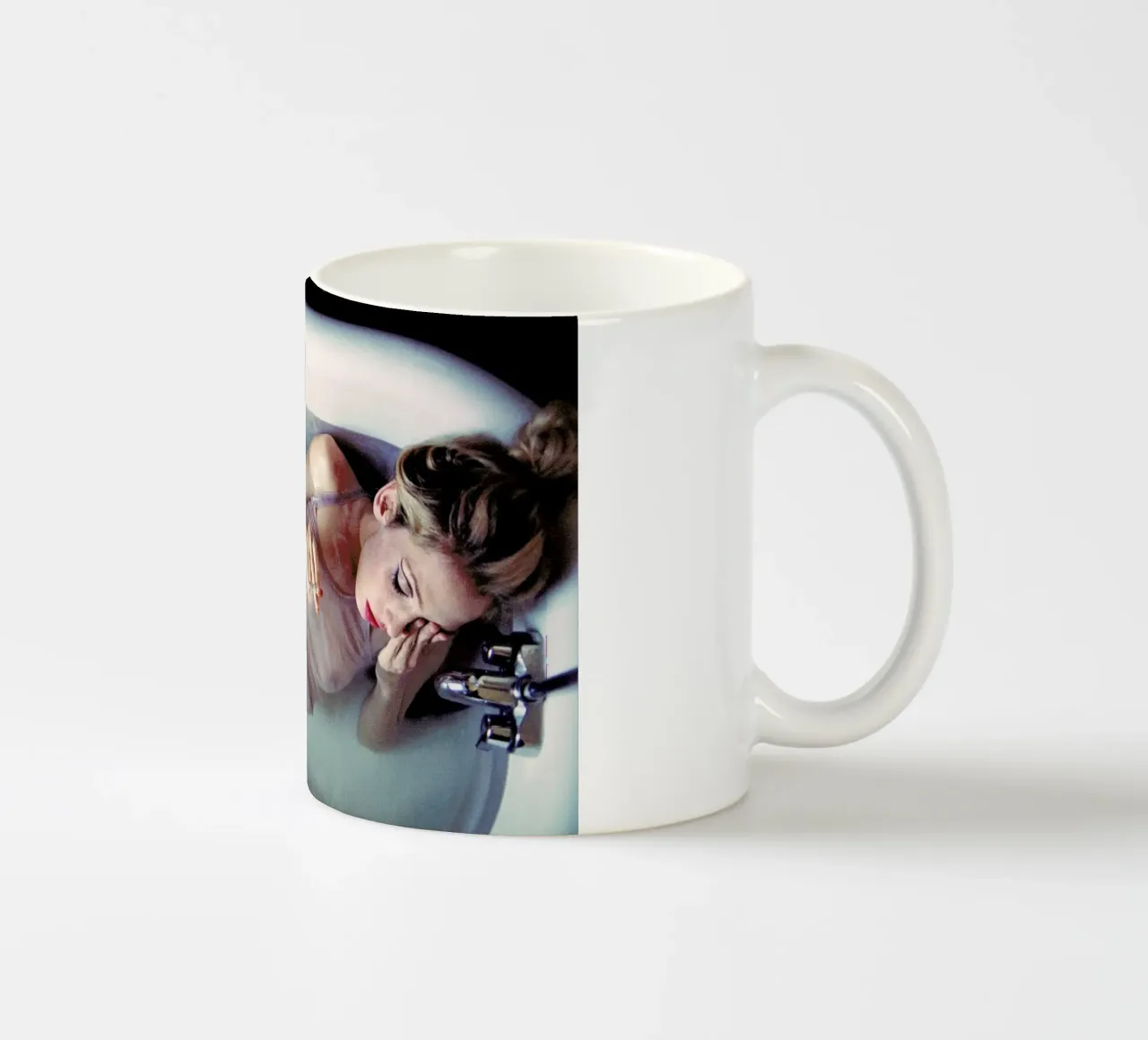 Cory, off the web tazza in ceramica da Aysha Banos
