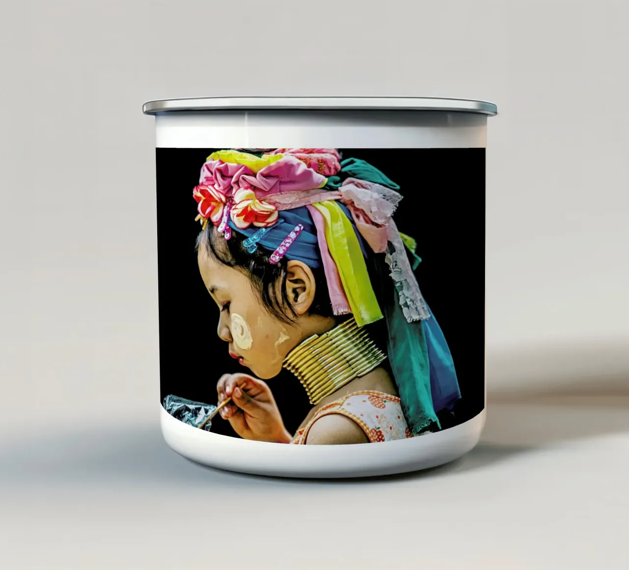Karen tazza in smalto da Charlotte Curd