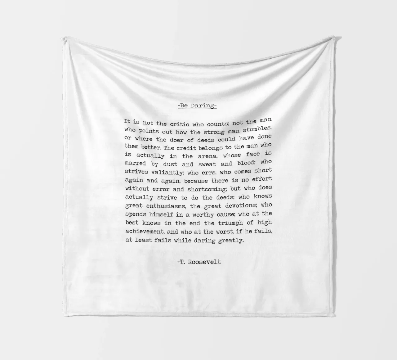 L'uomo nell'arena osando molto Theodore Roosevelt Citazione coperta in pile da Summer Soul Co. - Quotes