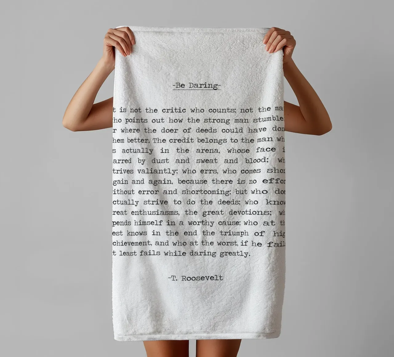 L'uomo nell'arena osando molto Theodore Roosevelt Citazione asciugamano da bagno da Summer Soul Co. - Quotes