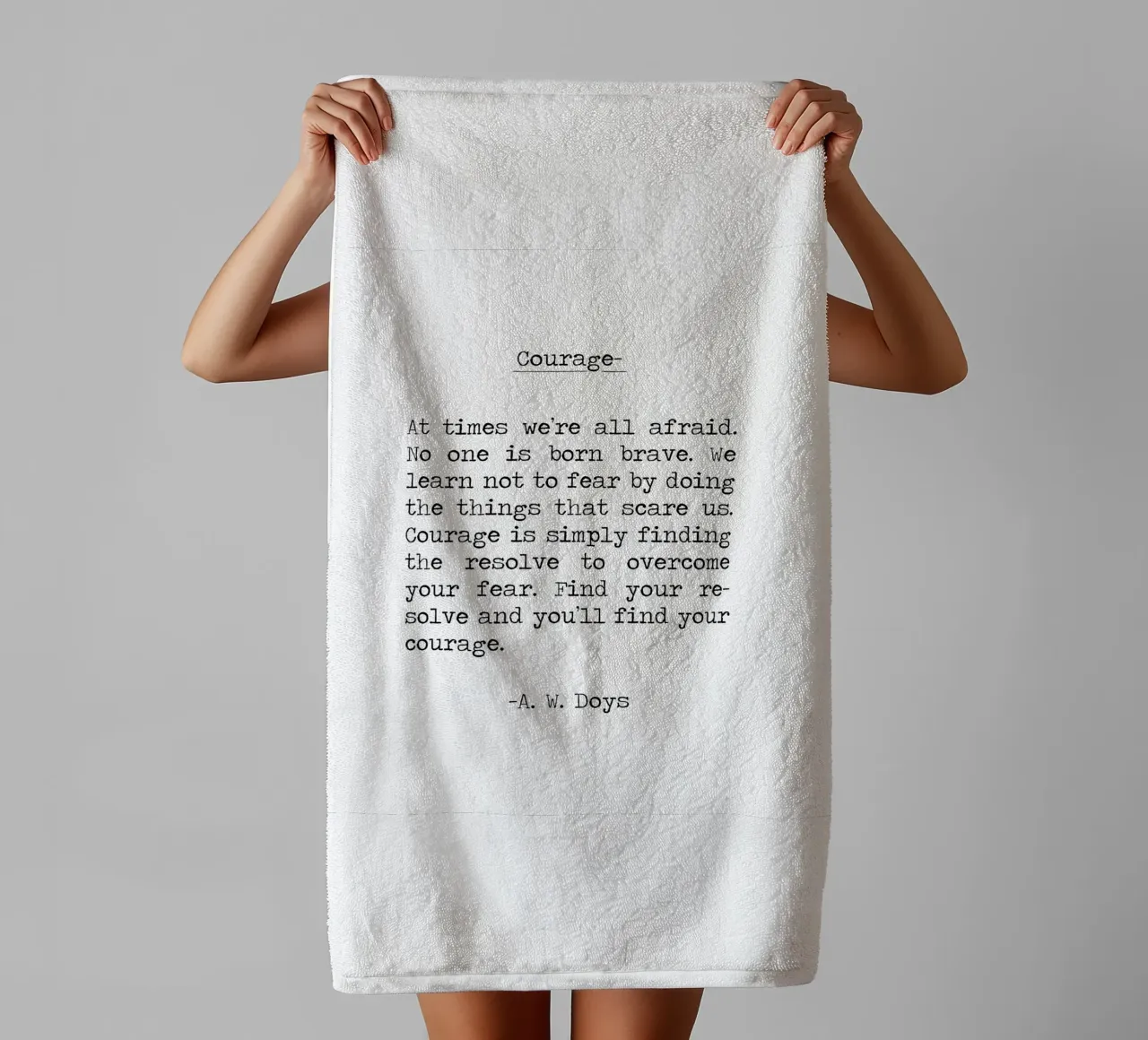Citation de Courage - Trouvez l'intrépidité en faisant, soyez courageux -A W Doys serviette de bain de Summer Soul Co. - Quotes