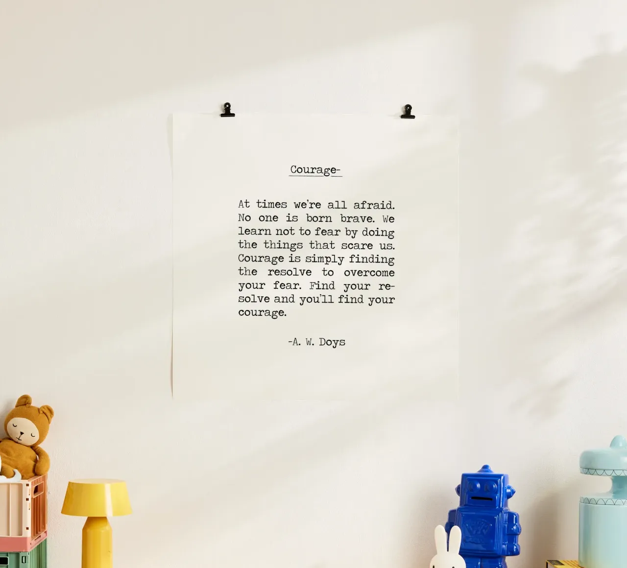 Zitat von Courage - Finde furchtlos, indem du tust, sei mutig -A W Doys Poster mit Holzrahmen von Summer Soul Co. - Quotes