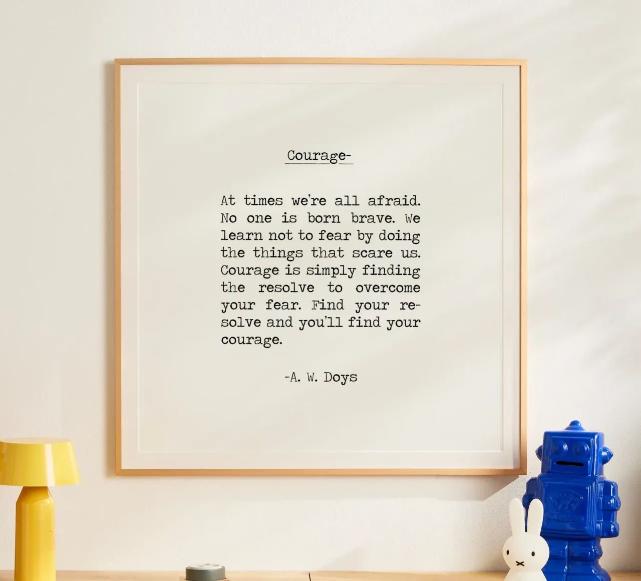 Zitat von Courage - Finde furchtlos, indem du tust, sei mutig -A W Doys Poster mit Holzrahmen von Summer Soul Co. - Quotes