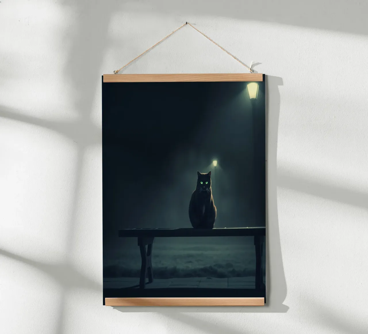 gatto con occhi luminosi siede su una panchina sotto la luce fioca della strada poster da DesignDoodle