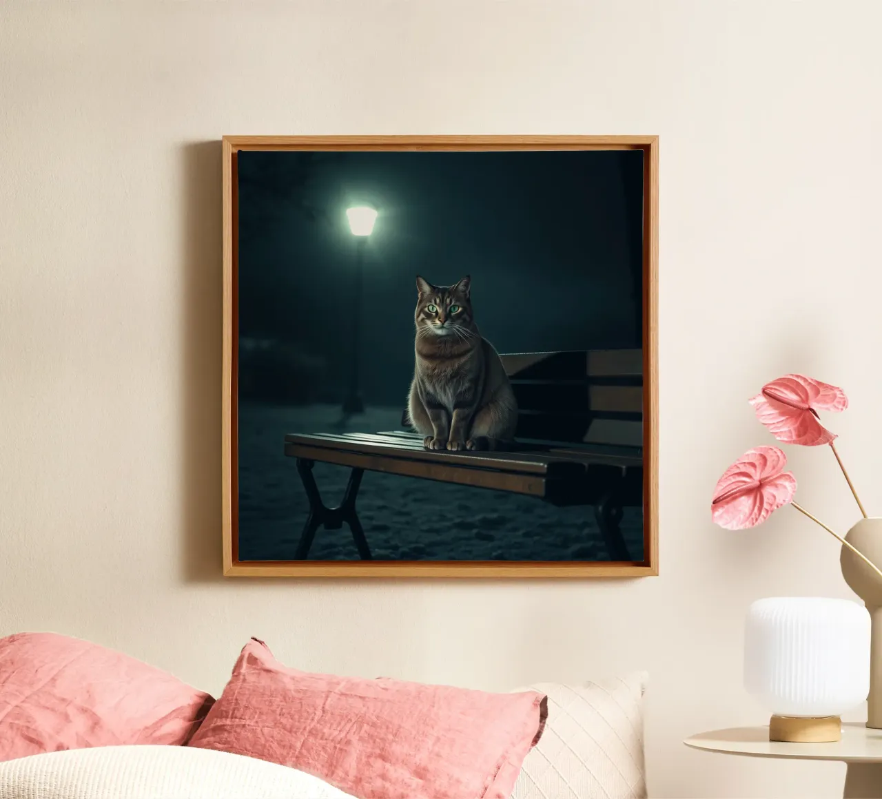 gatto seduto tranquillamente su una panchina del parco illuminata da un lampione tela con Cornice a cassetta da DesignDoodle