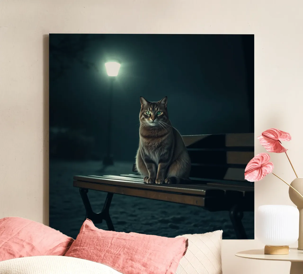 gatto seduto tranquillamente su una panchina del parco illuminata da un lampione tela con Cornice a cassetta da DesignDoodle