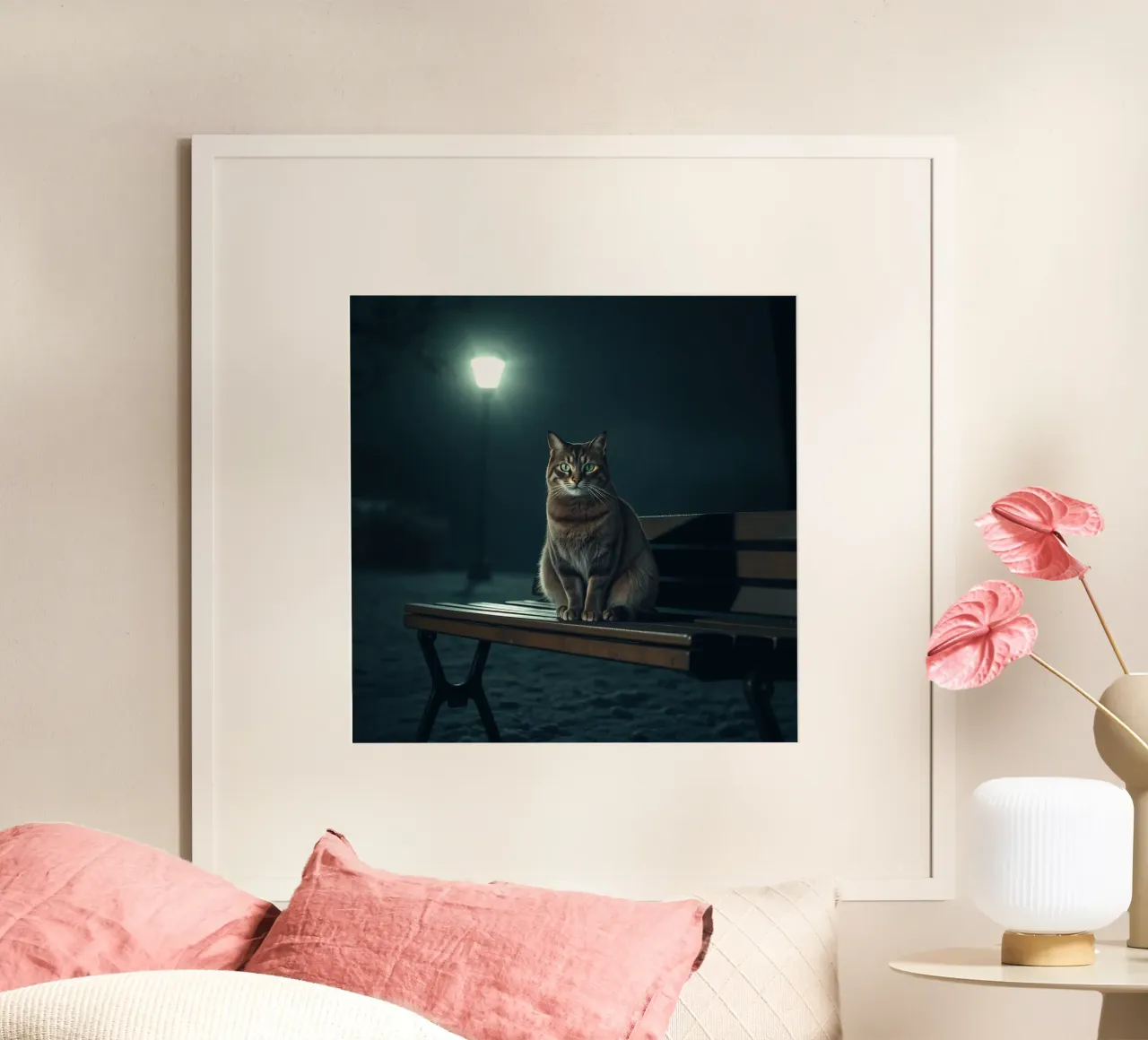 gatto seduto tranquillamente su una panchina del parco illuminata da un lampione poster da DesignDoodle