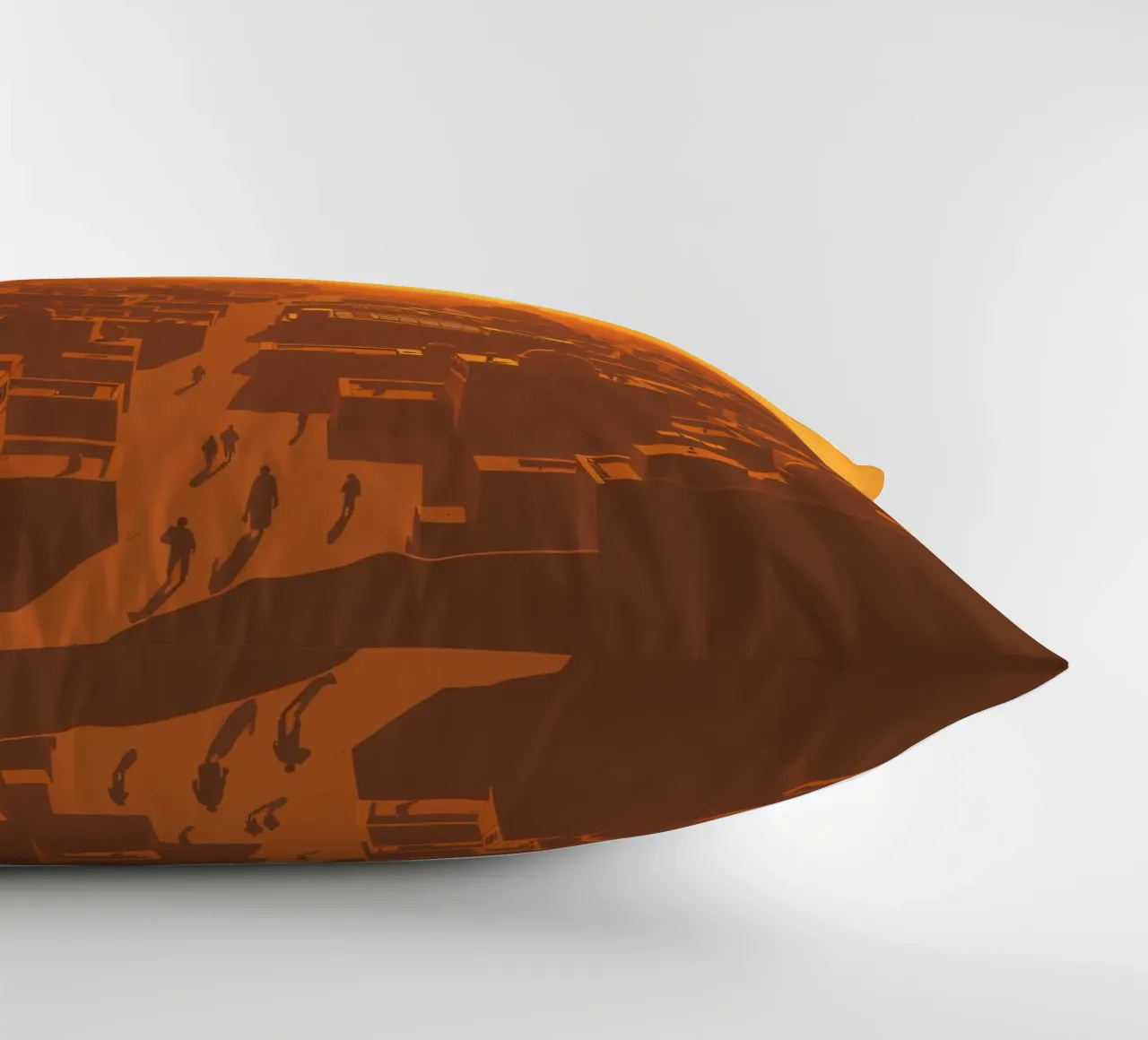 Tramonto sulla città antica con sagome di persone che camminano cuscino da DesignDoodle