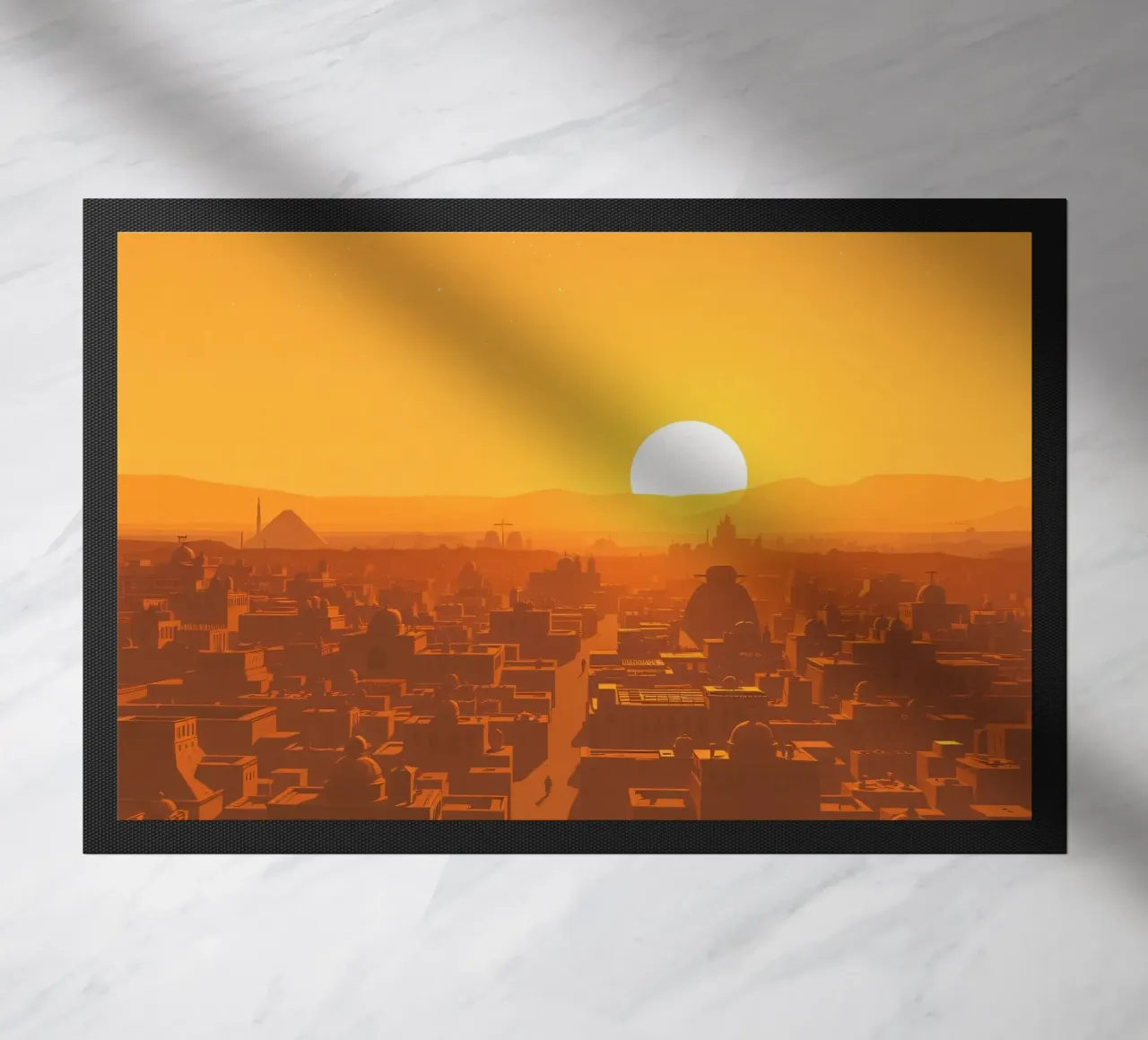 Tramonto sulla città antica con sagome di persone che camminano zerbino da DesignDoodle