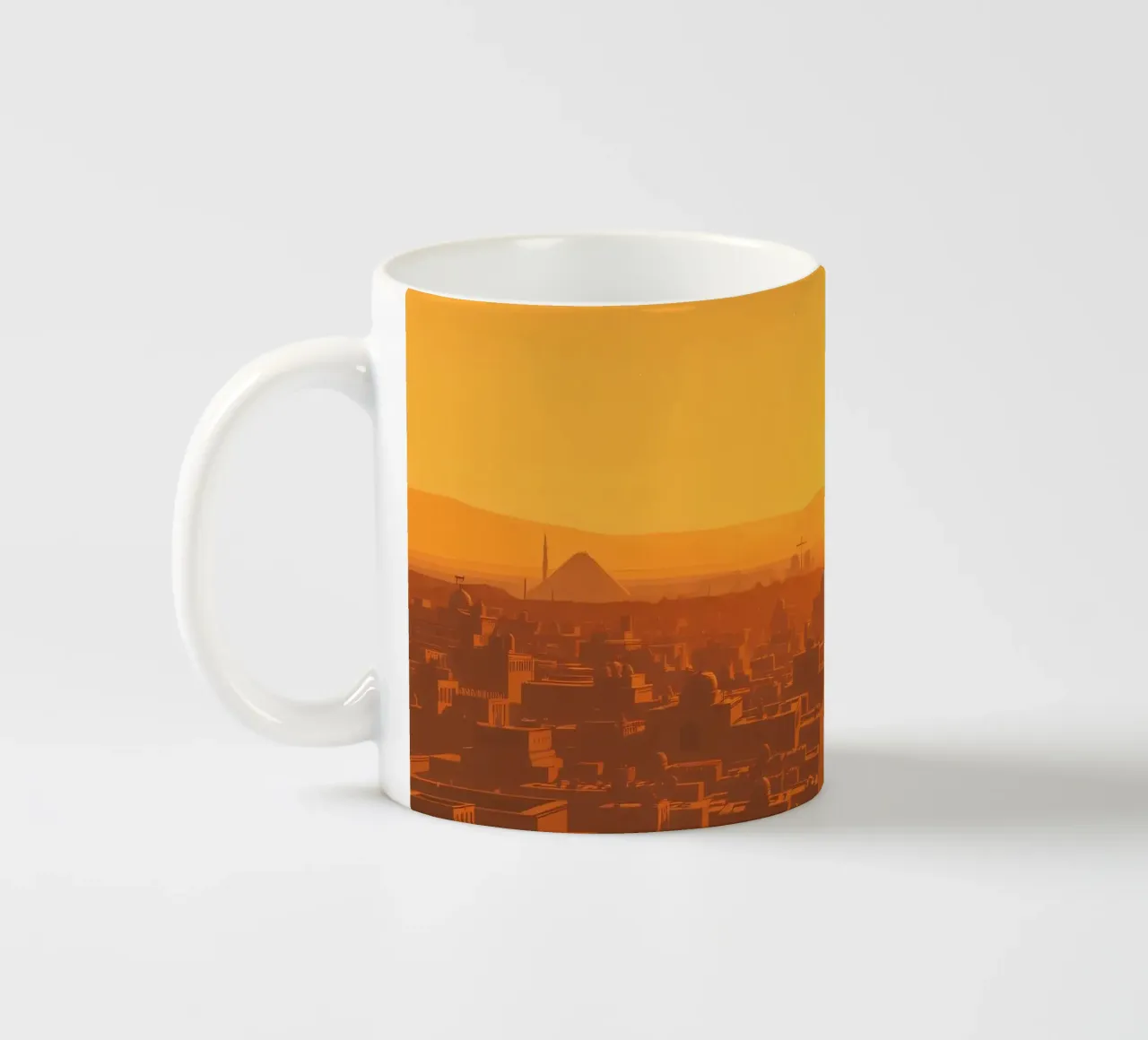 Tramonto sulla città antica con sagome di persone che camminano tazza in ceramica da DesignDoodle