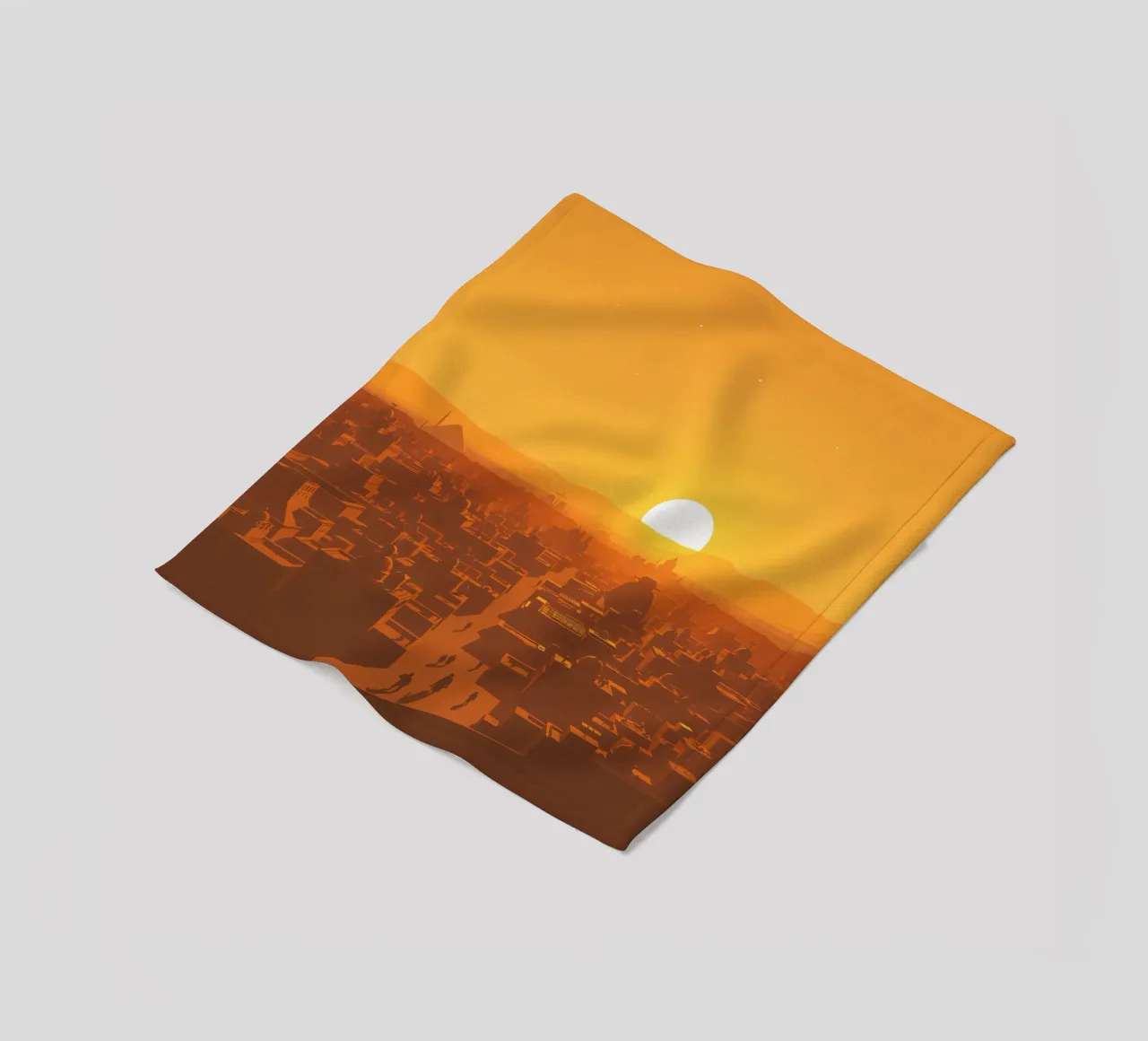 Tramonto sulla città antica con sagome di persone che camminano coperta in pile da DesignDoodle