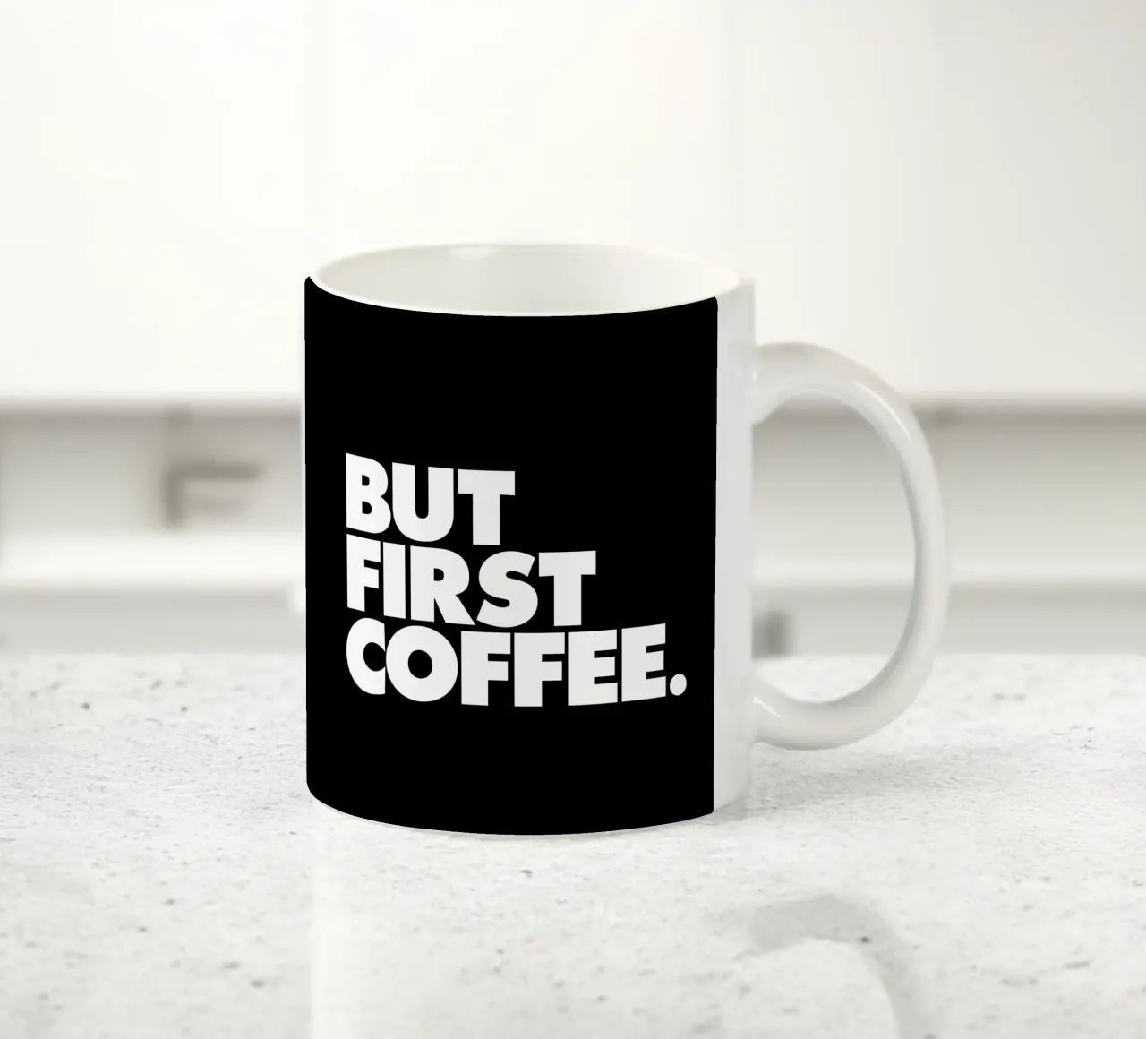 Ma prima il caffè Stampa tipografica in bianco e nero tazza in ceramica da THE MOTIVATED TYPE