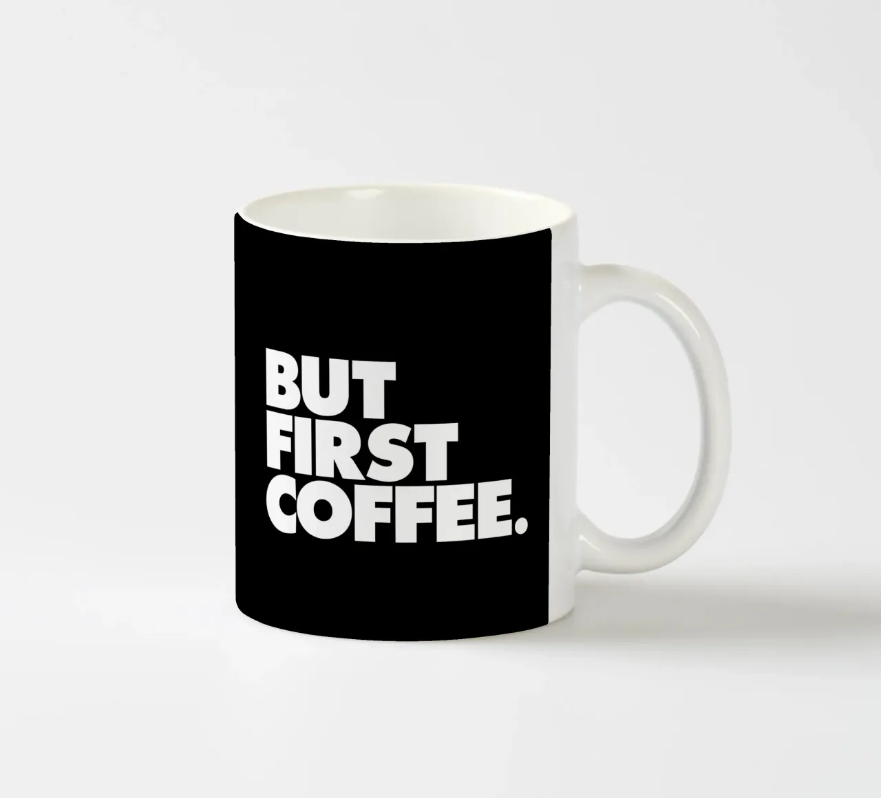 Ma prima il caffè Stampa tipografica in bianco e nero tazza in ceramica da THE MOTIVATED TYPE