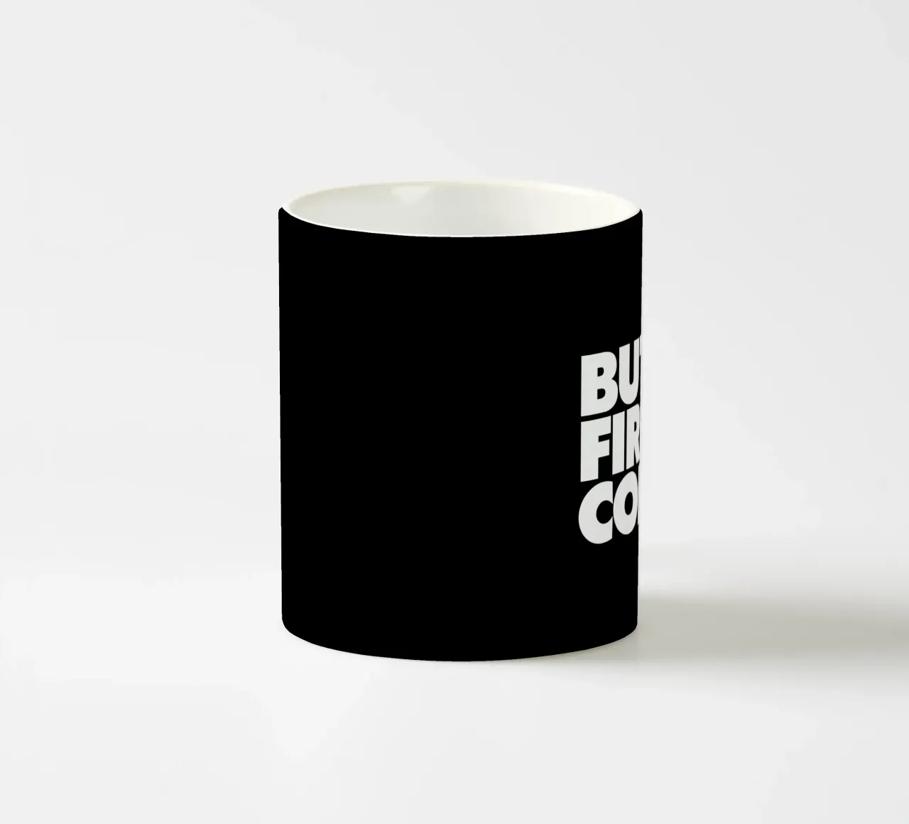 Ma prima il caffè Stampa tipografica in bianco e nero tazza in ceramica da THE MOTIVATED TYPE