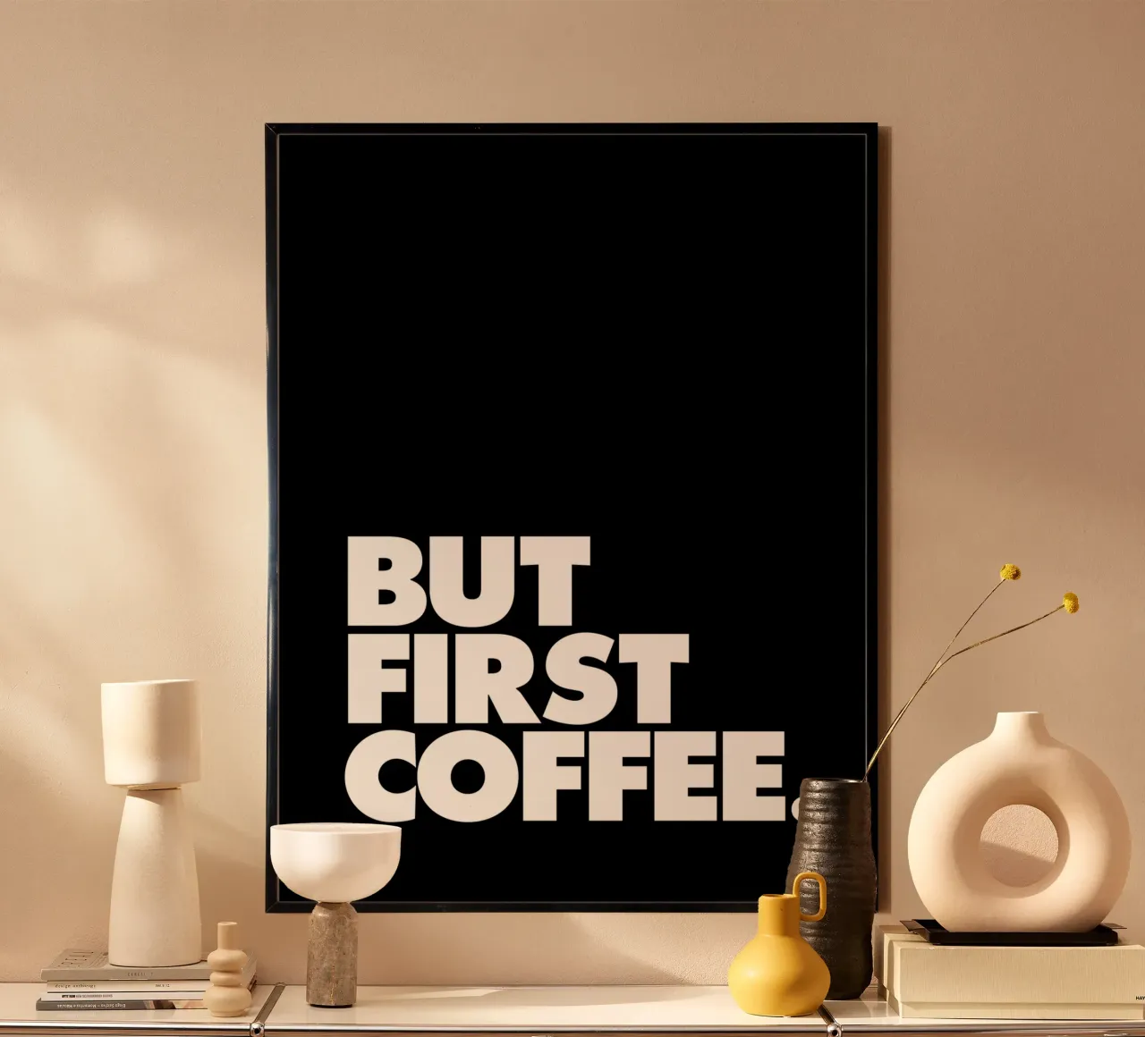 Ma prima il caffè Stampa tipografica in bianco e nero poster con telaio in alluminio da THE MOTIVATED TYPE