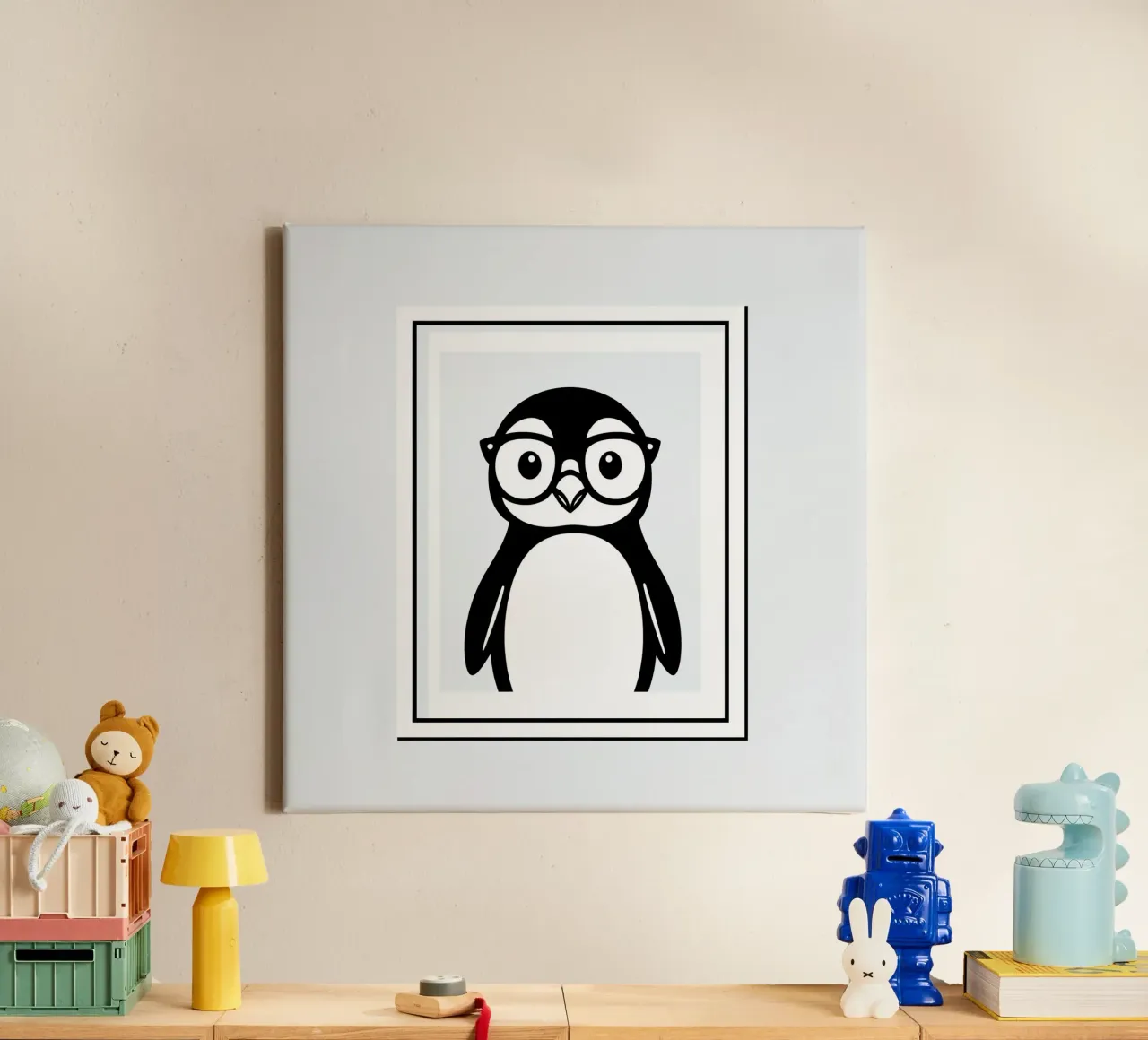 Un simpático pingüino de dibujos animados con gafas, enmarcado y presentado lienzo con Marco flotante de DesignDoodle