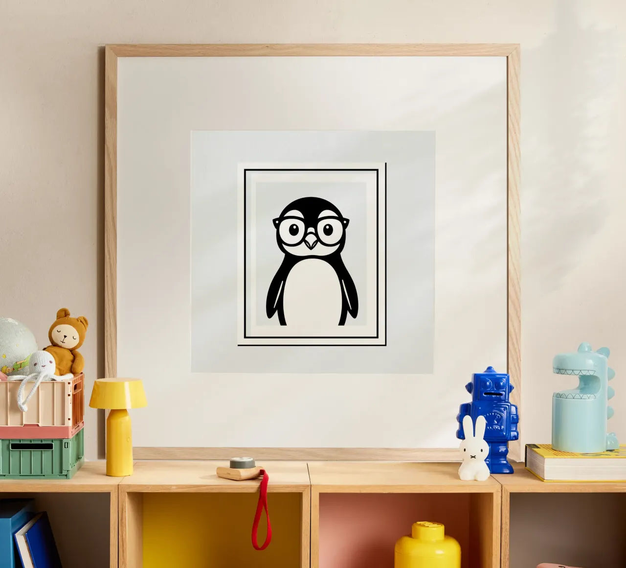 Un simpático pingüino de dibujos animados con gafas, enmarcado y presentado poster con marco de madera de DesignDoodle