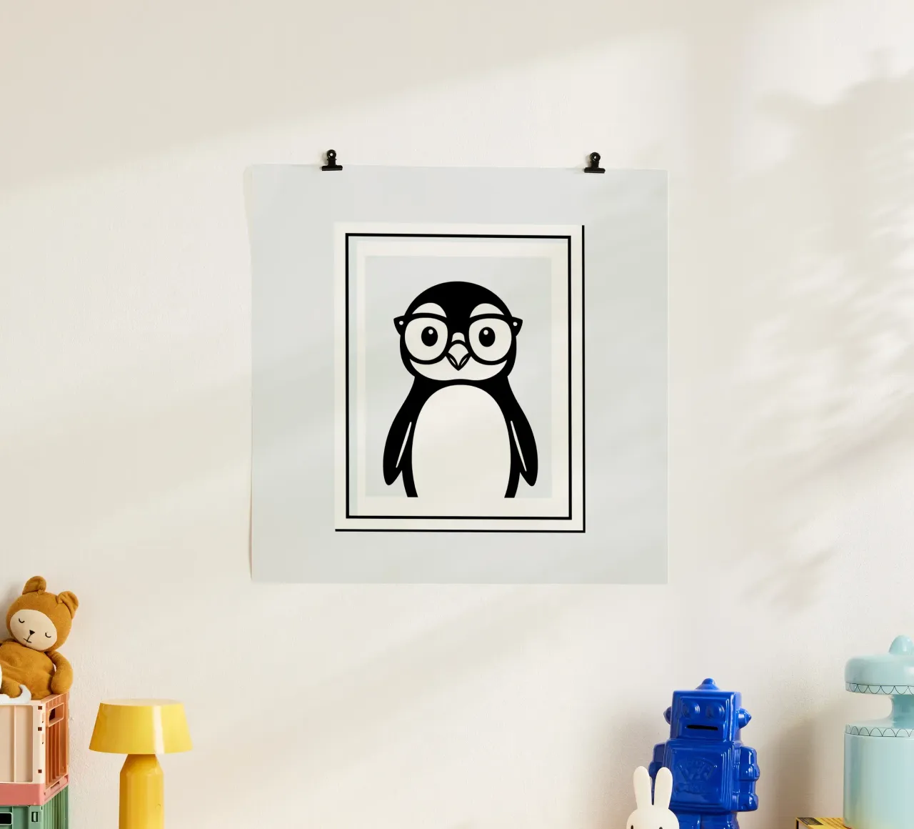 Un simpático pingüino de dibujos animados con gafas, enmarcado y presentado poster con marco de madera de DesignDoodle