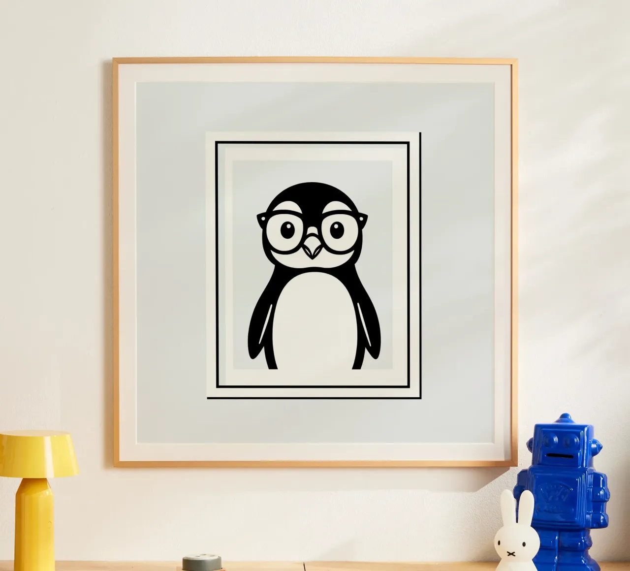 Un simpático pingüino de dibujos animados con gafas, enmarcado y presentado poster con marco de madera de DesignDoodle
