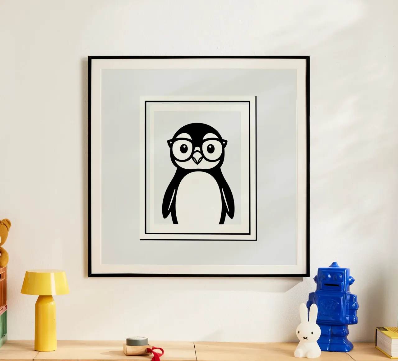 Un simpático pingüino de dibujos animados con gafas, enmarcado y presentado poster con marco de madera de DesignDoodle