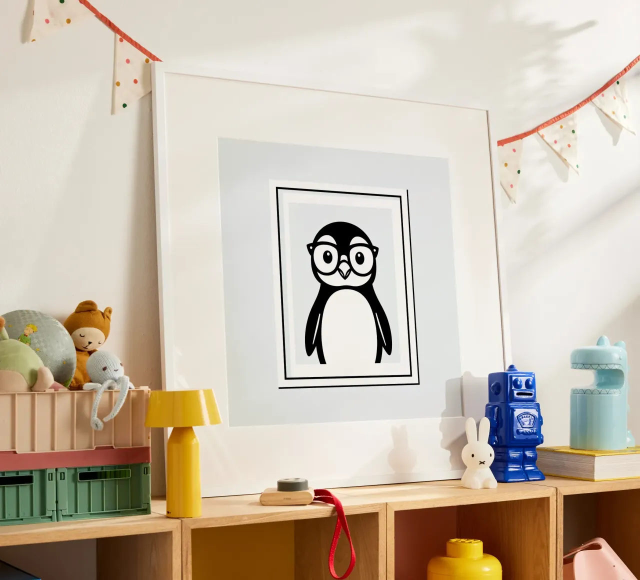 Un simpático pingüino de dibujos animados con gafas, enmarcado y presentado poster con marco de madera de DesignDoodle