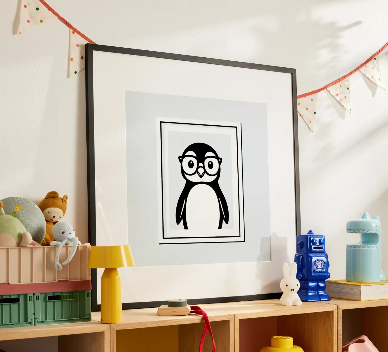 Un simpático pingüino de dibujos animados con gafas, enmarcado y presentado poster con marco de madera de DesignDoodle