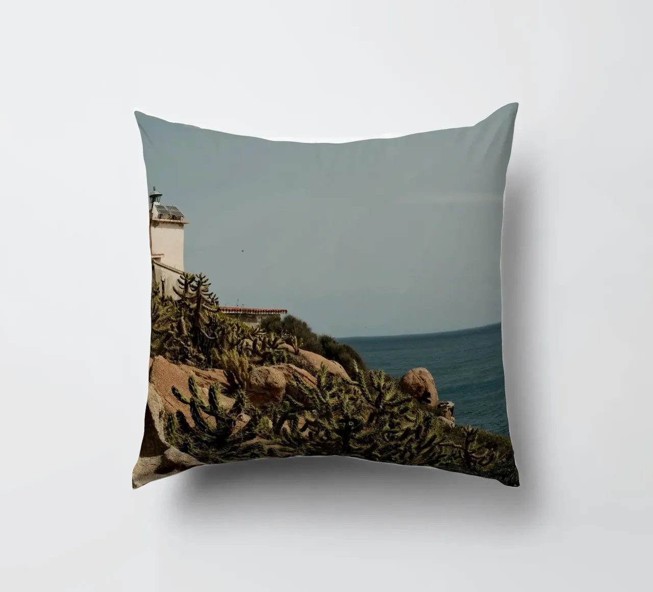Lighthouse Overlooking the Sea cuscino da FujiPrints