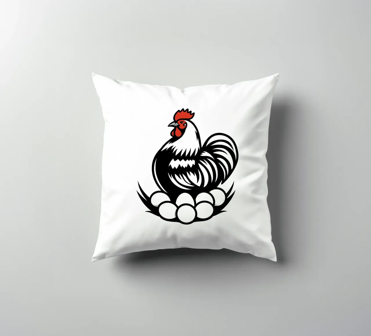 Un gallo si erge orgoglioso sopra un nido di uova bianche cuscino da DesignDoodle