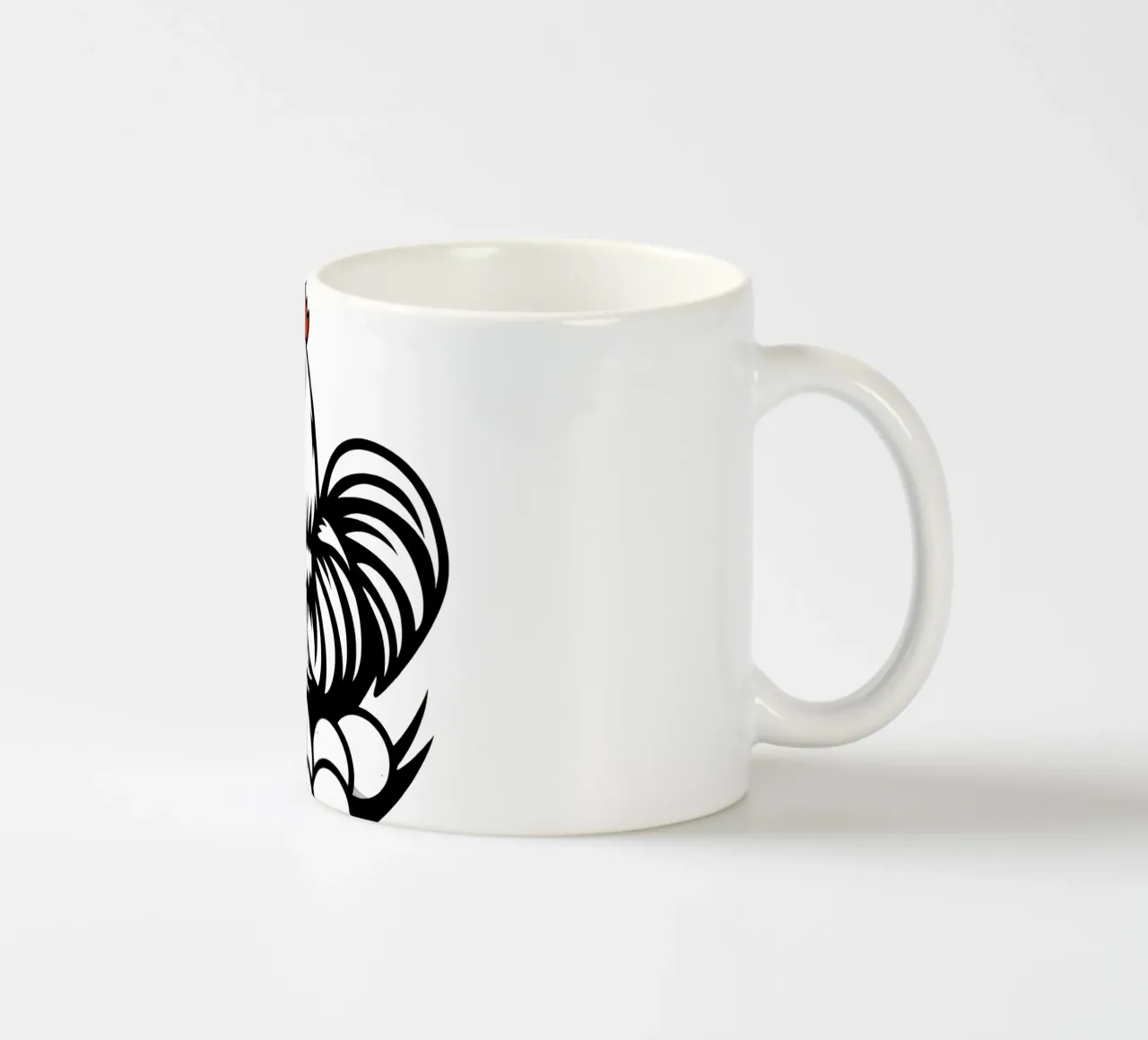 Un gallo si erge orgoglioso sopra un nido di uova bianche tazza in ceramica da DesignDoodle