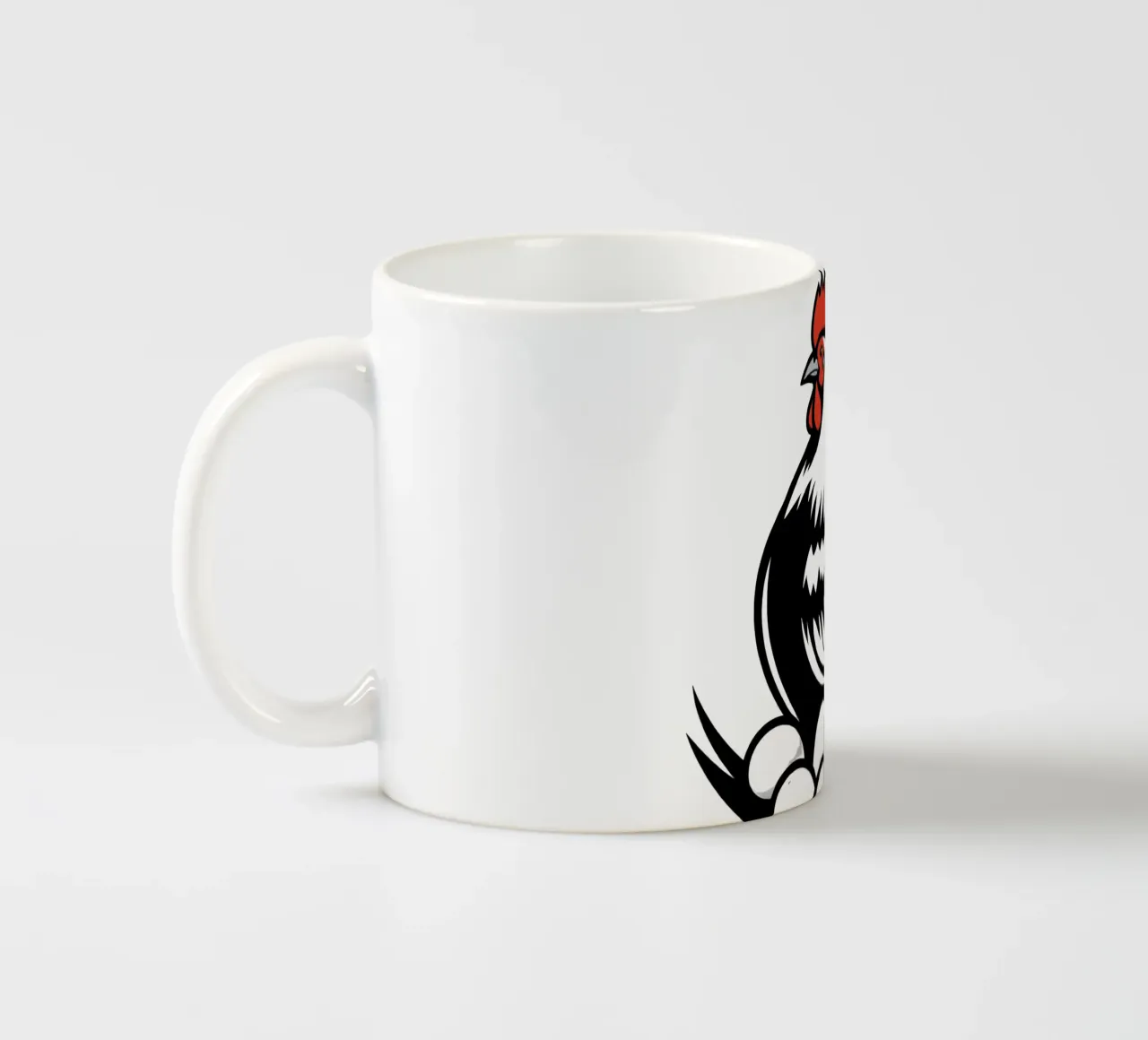 Un gallo si erge orgoglioso sopra un nido di uova bianche tazza in ceramica da DesignDoodle