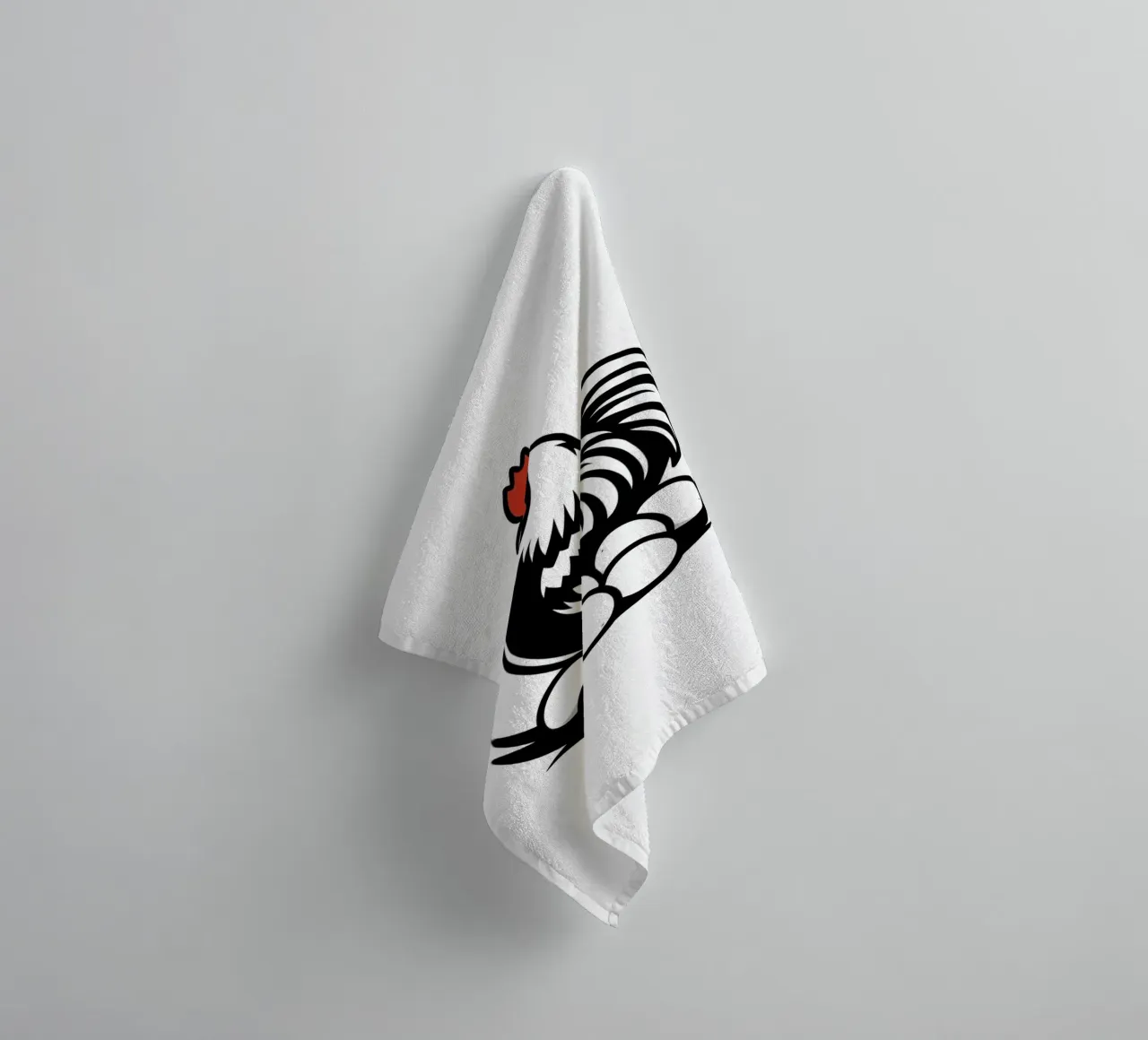 Ein Hahn steht stolz über einem Nest mit weißen Eiern Handtuch von DesignDoodle