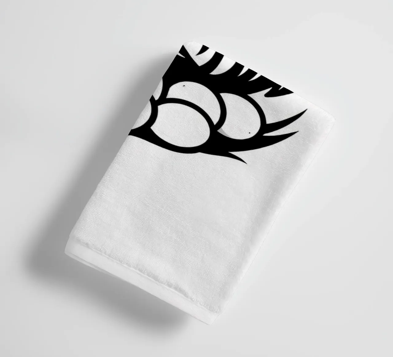 Ein Hahn steht stolz über einem Nest mit weißen Eiern Handtuch von DesignDoodle